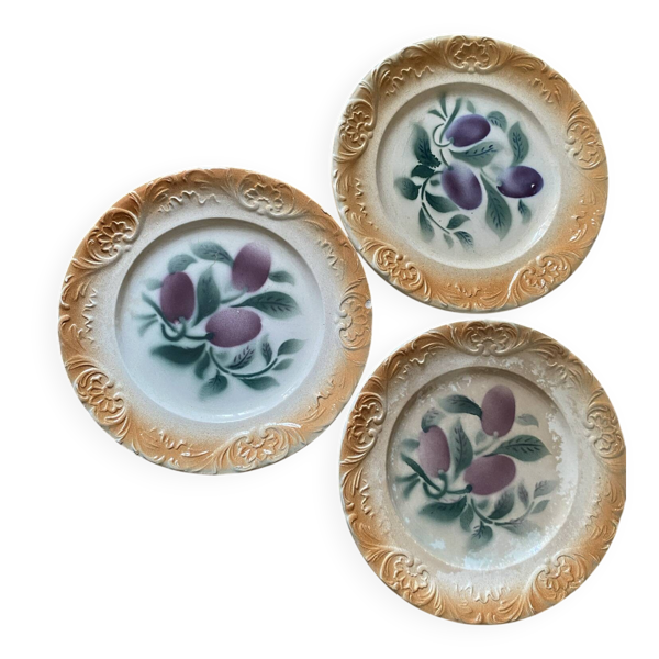 Anciennes assiettes à dessert en faïence de Digoin — Décor prunes (Lot