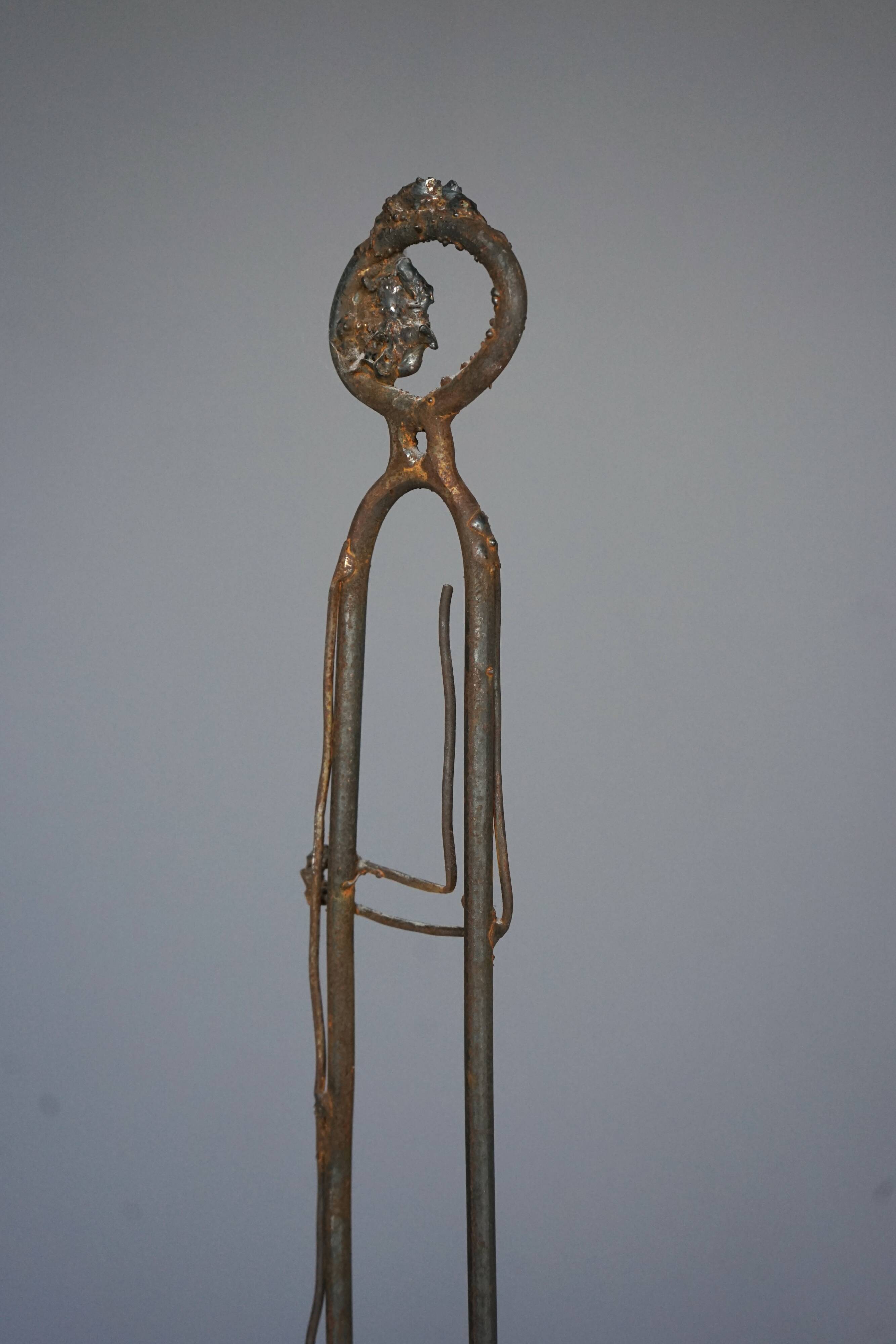 Sculpture en métal représentant un personnage debout. XXe siècle