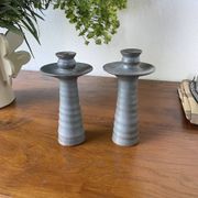 Paire de bougeoirs en grès gris