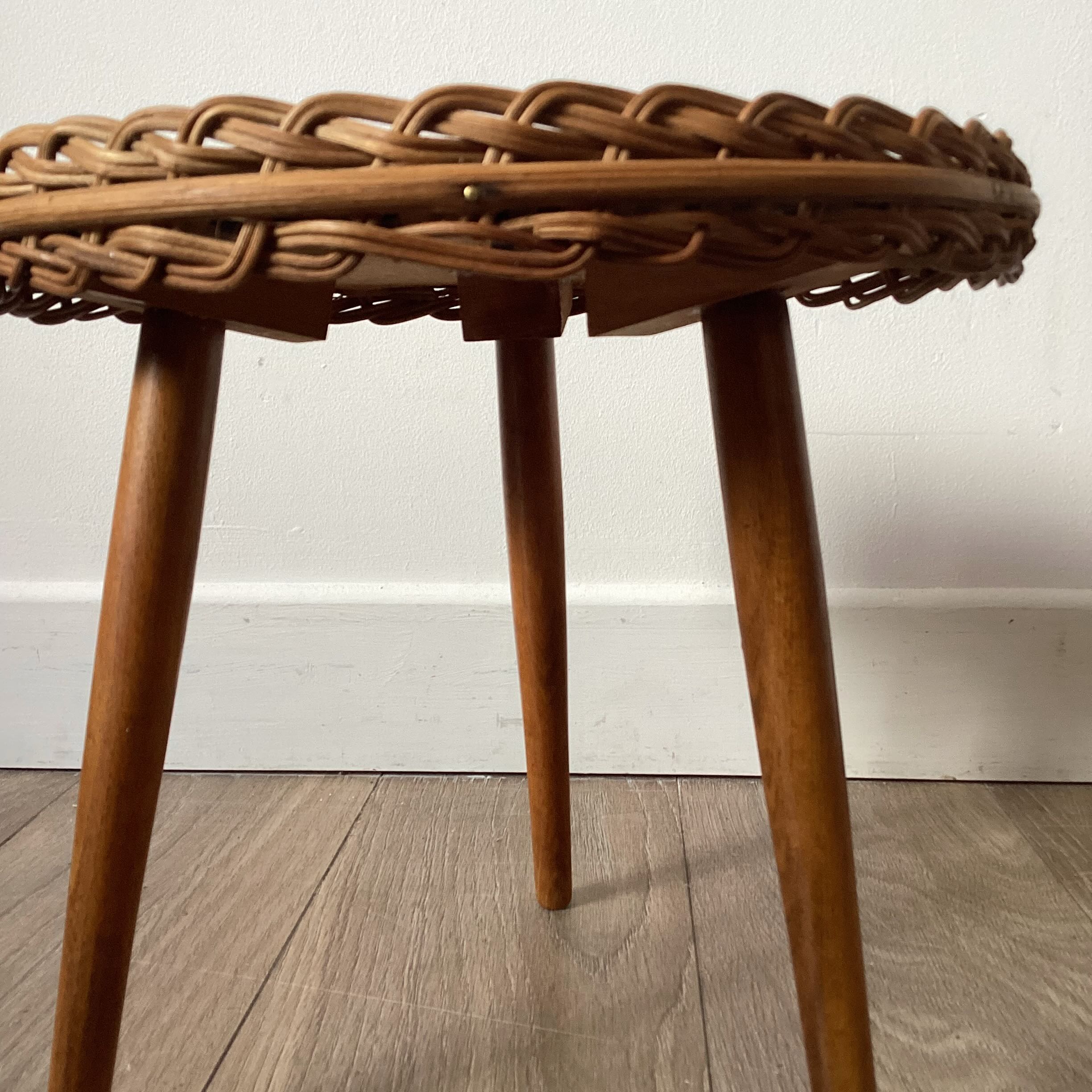 Tripod plant holder table