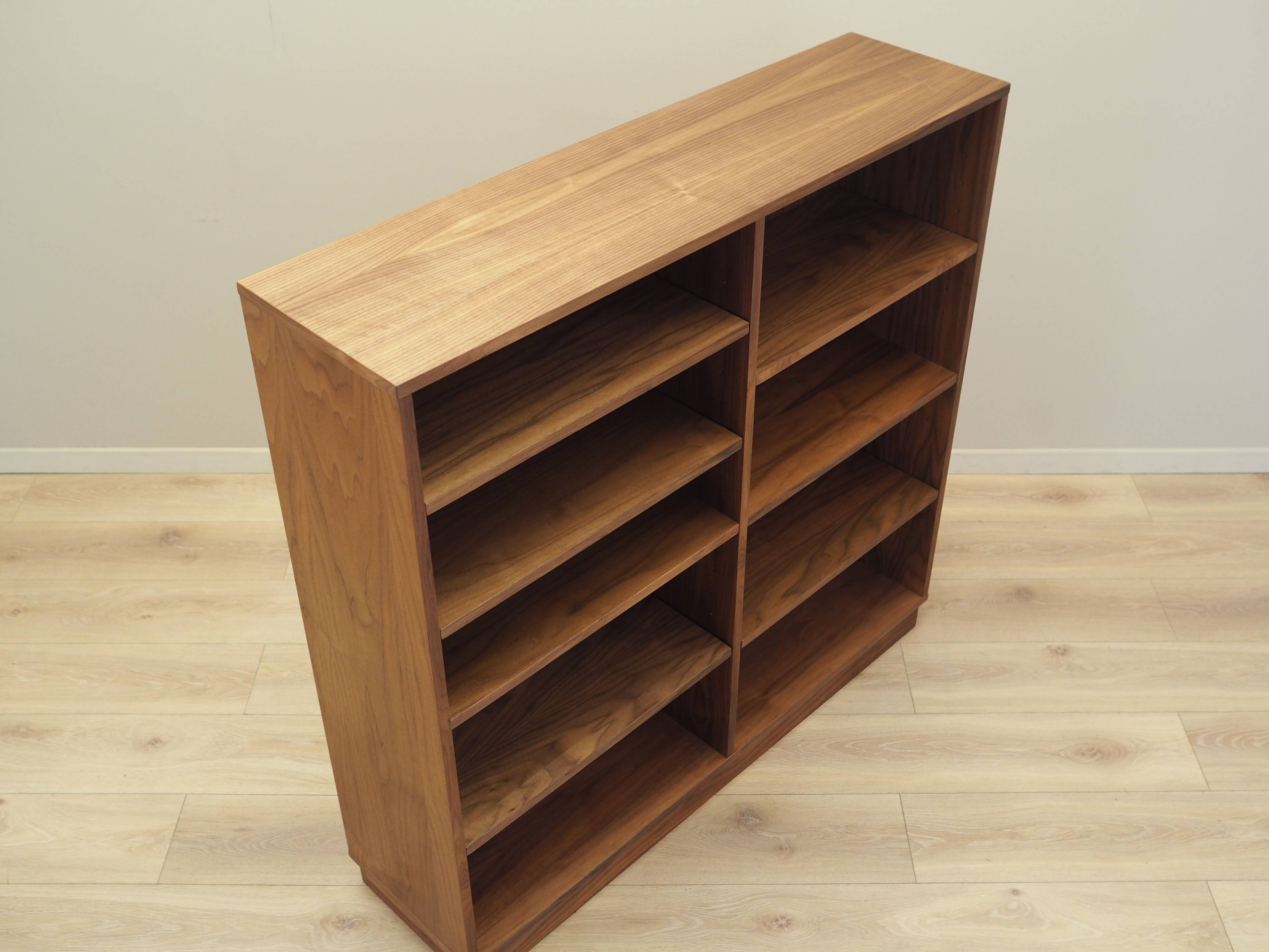 Bibliothèque en noyer, design scandinave