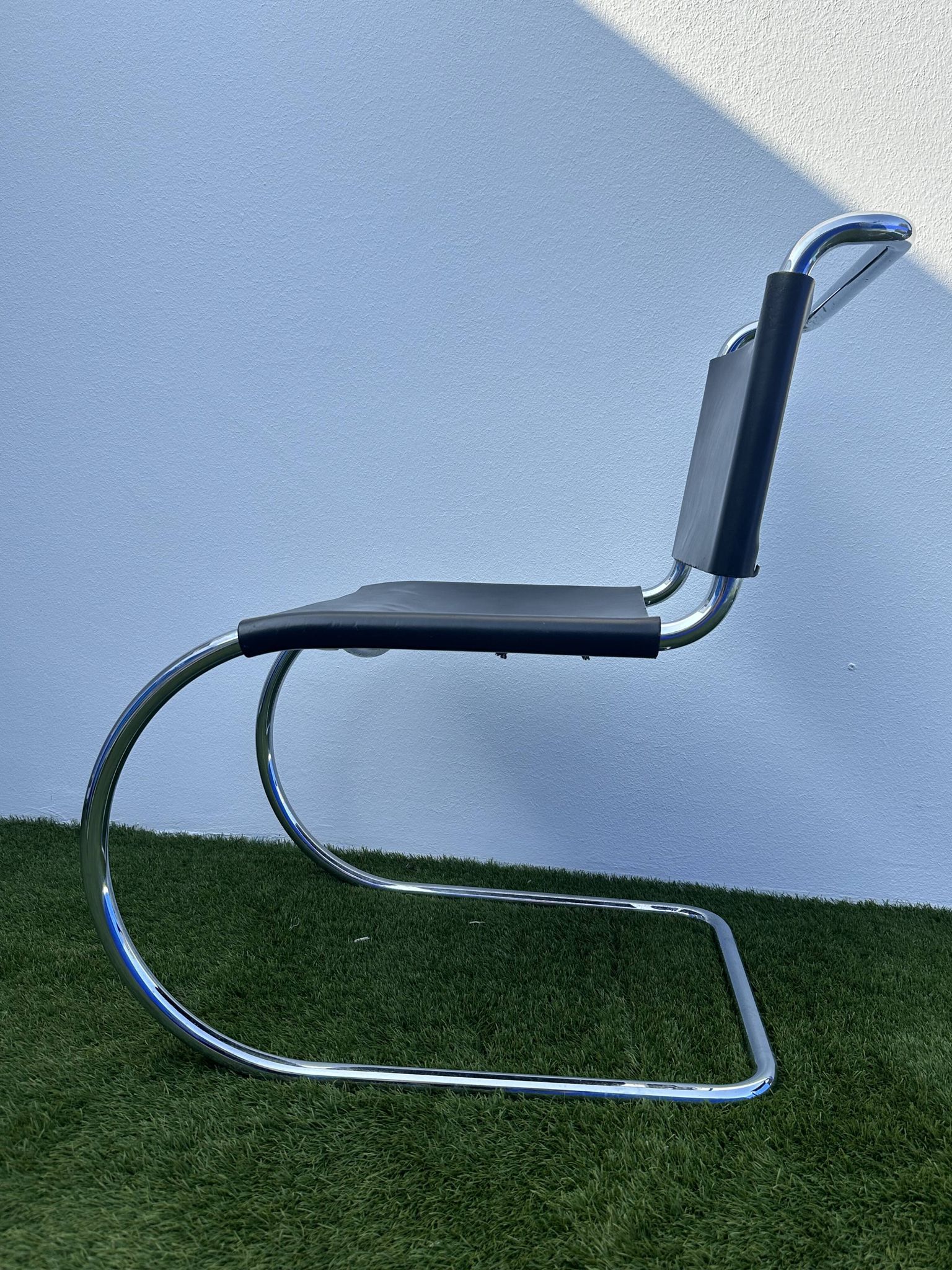 Pair of MR 10 chairs with Mies Van der Rohe laces, Knoll International