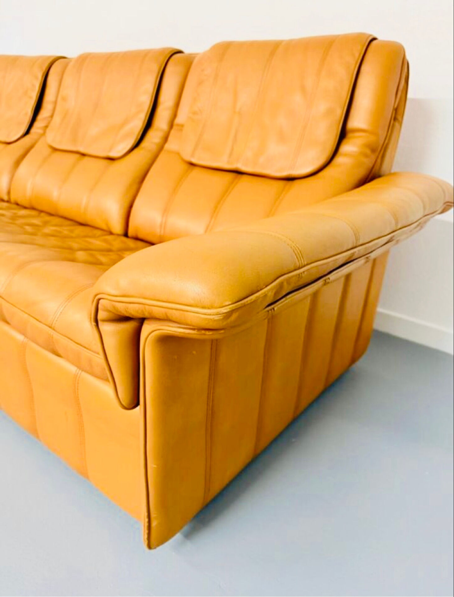 Ancien Canapé 3 places De Sede en cuir épais cognac design années 70