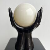 Lampe a poser vintage 1980 mains enserrant boule verre blanche