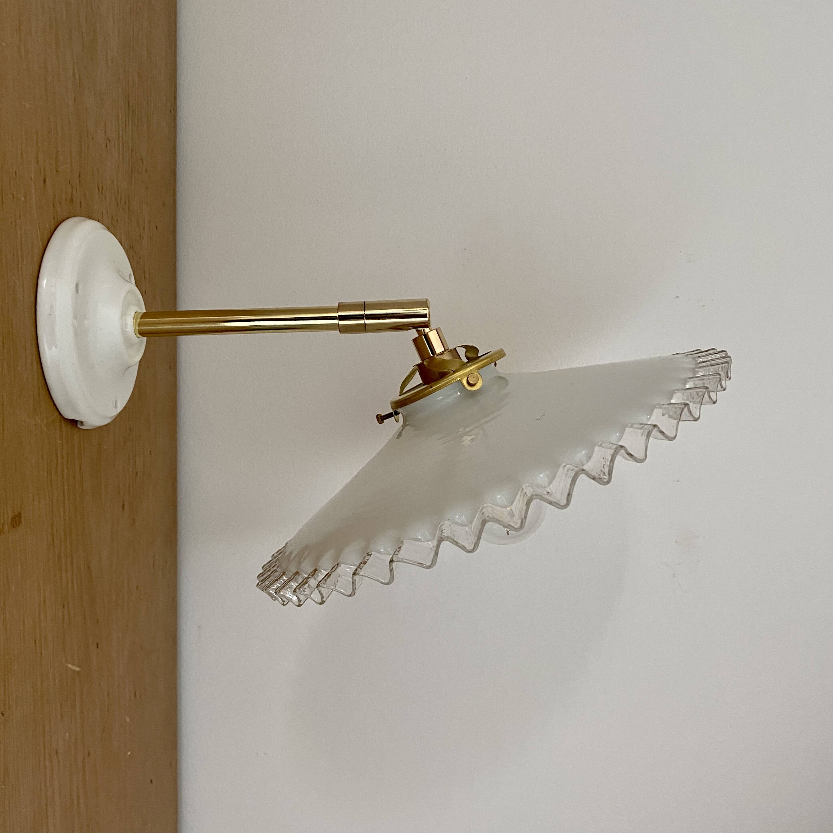 Applique abat-jour vintage en opaline blanche