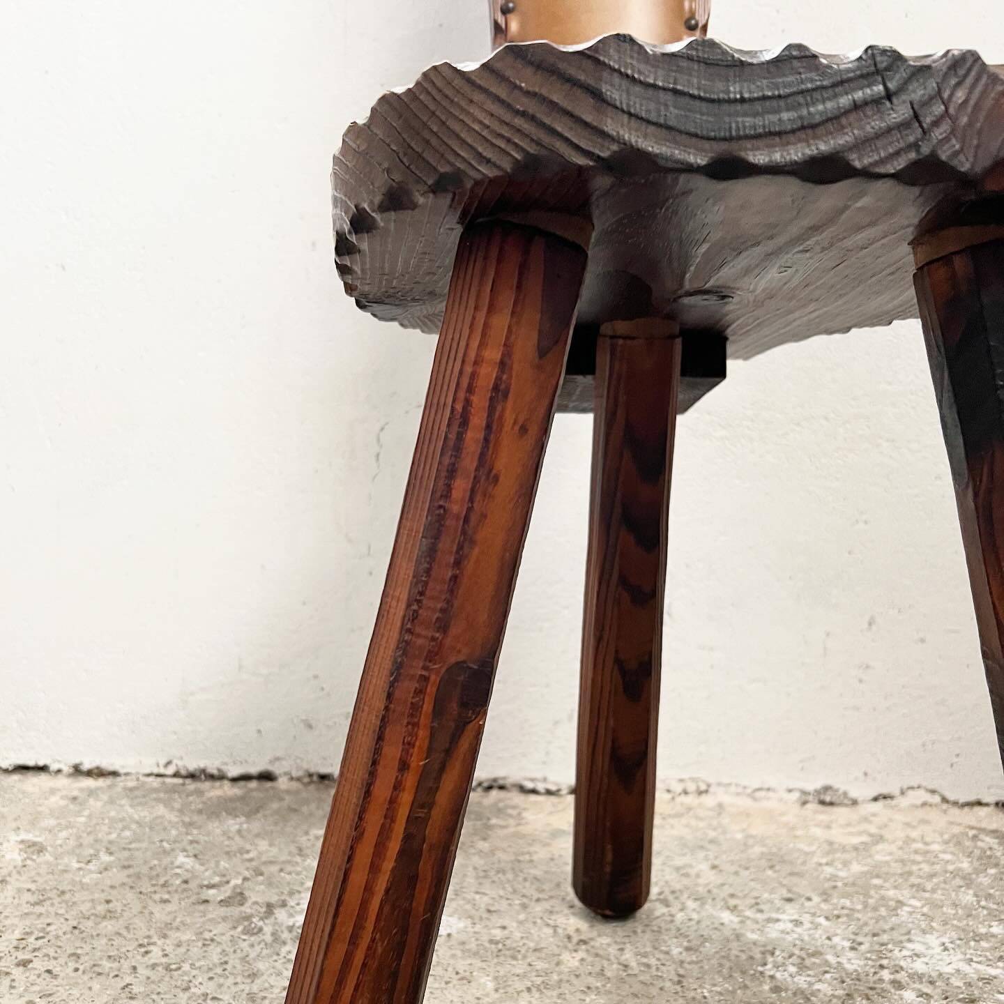 Folding tripod stool with cat back