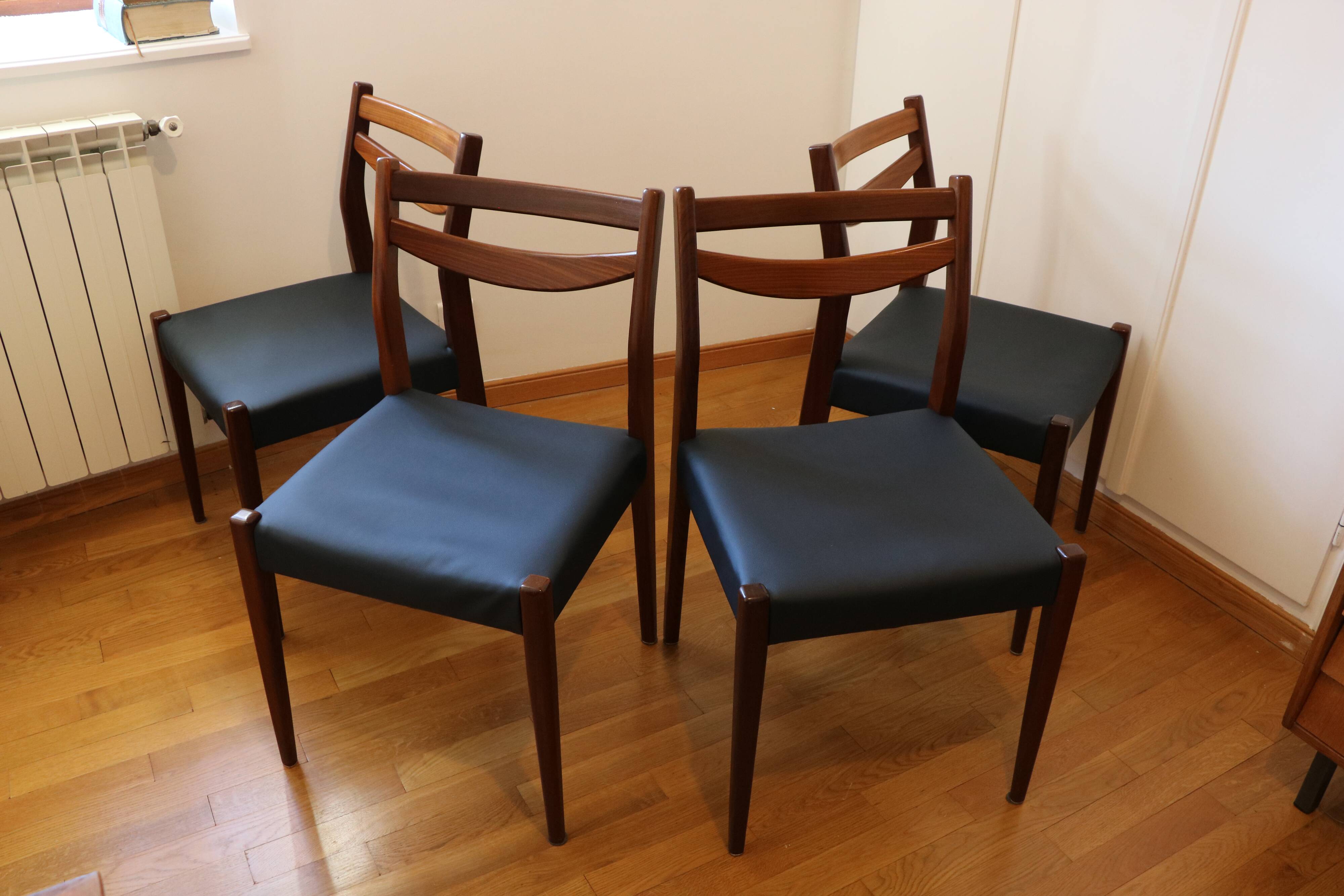 4 Scandinavian chairs in wood and faux leather, 1970.