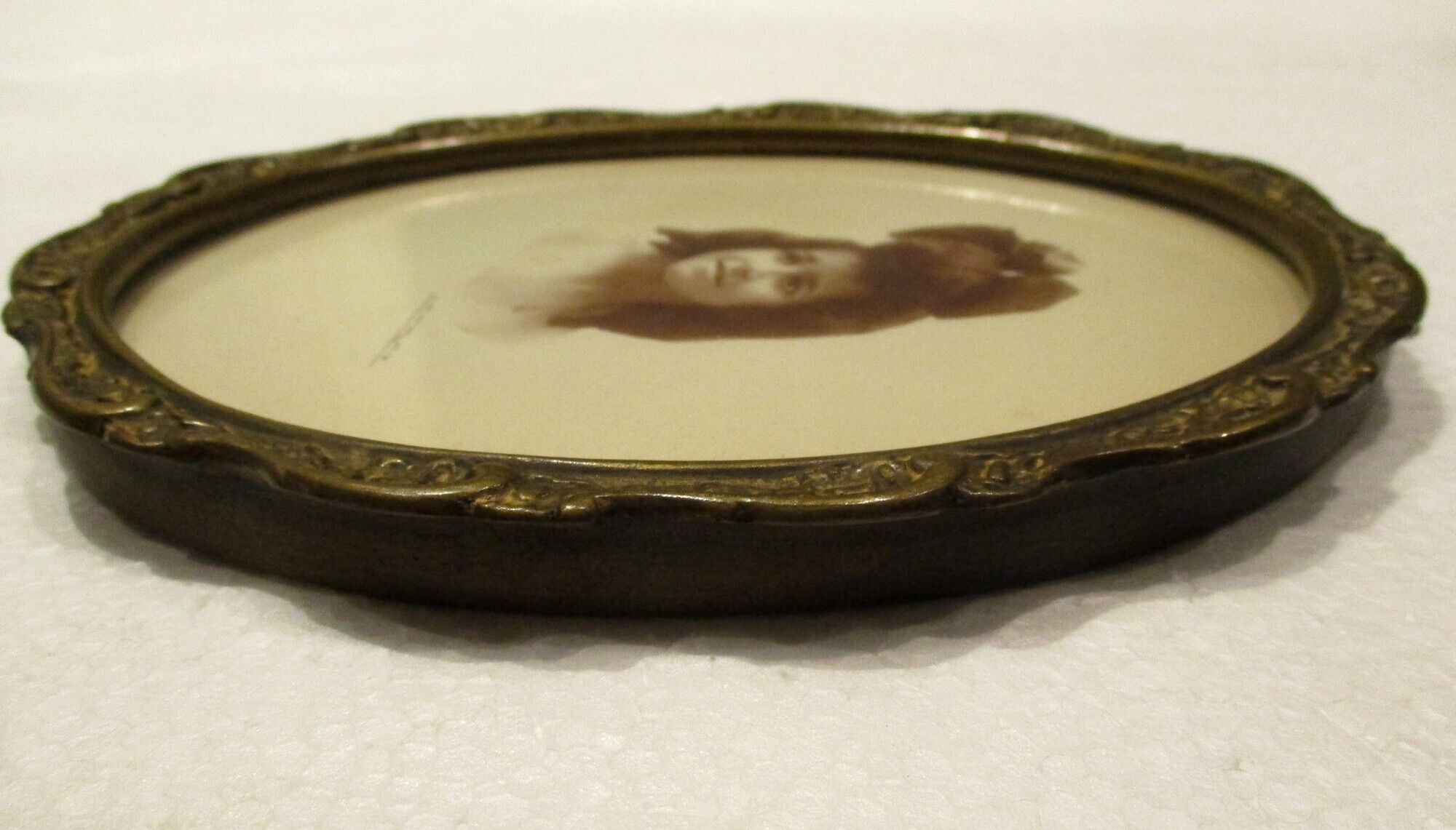 Old wall frame in carved wood and gilded stucco, oval