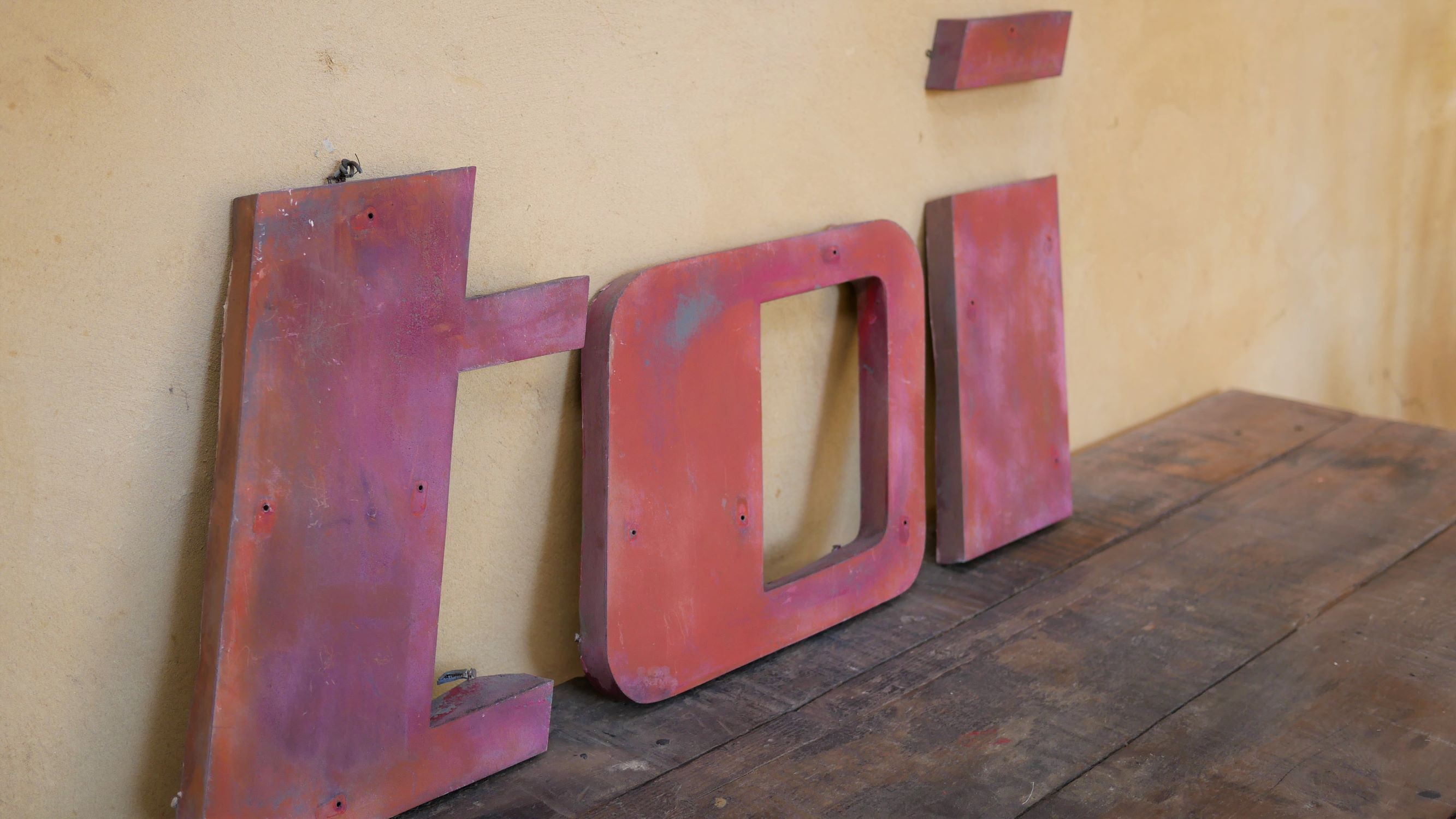 Letter to sign vintage metal 'E '.