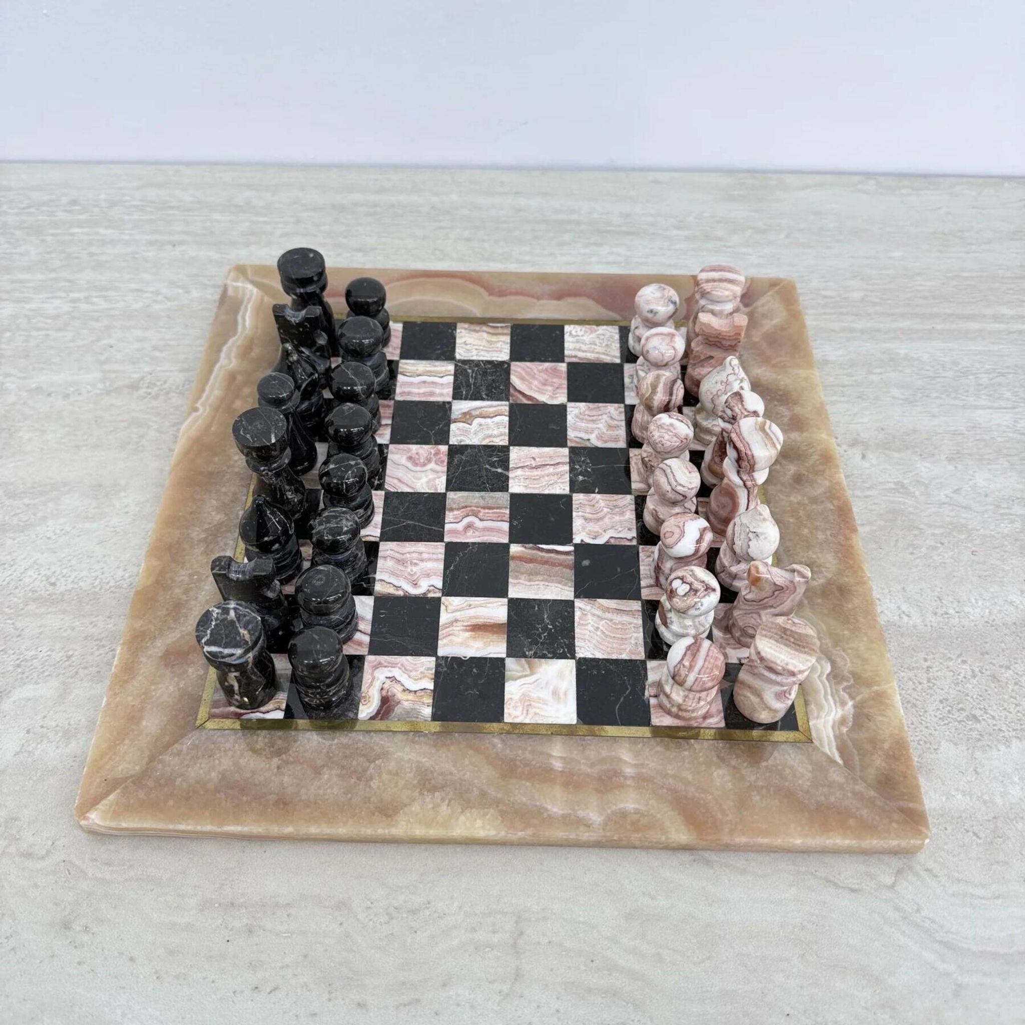 Échiquier en marbre rose et noir vintage avec des pièces en laiton, années 1970, Italie