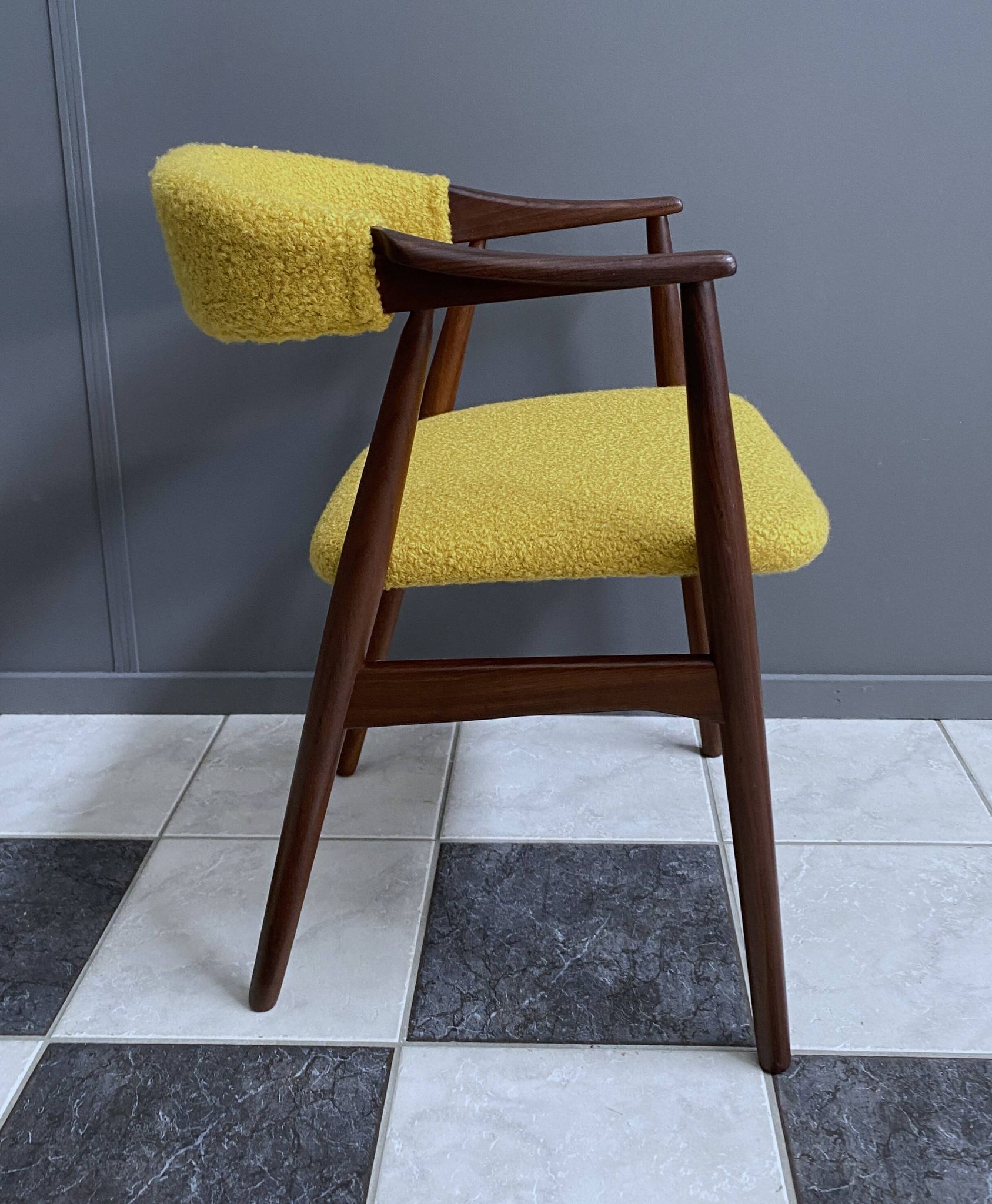 Chaise Thomas Harlev modèle 213 en Boucle jaune