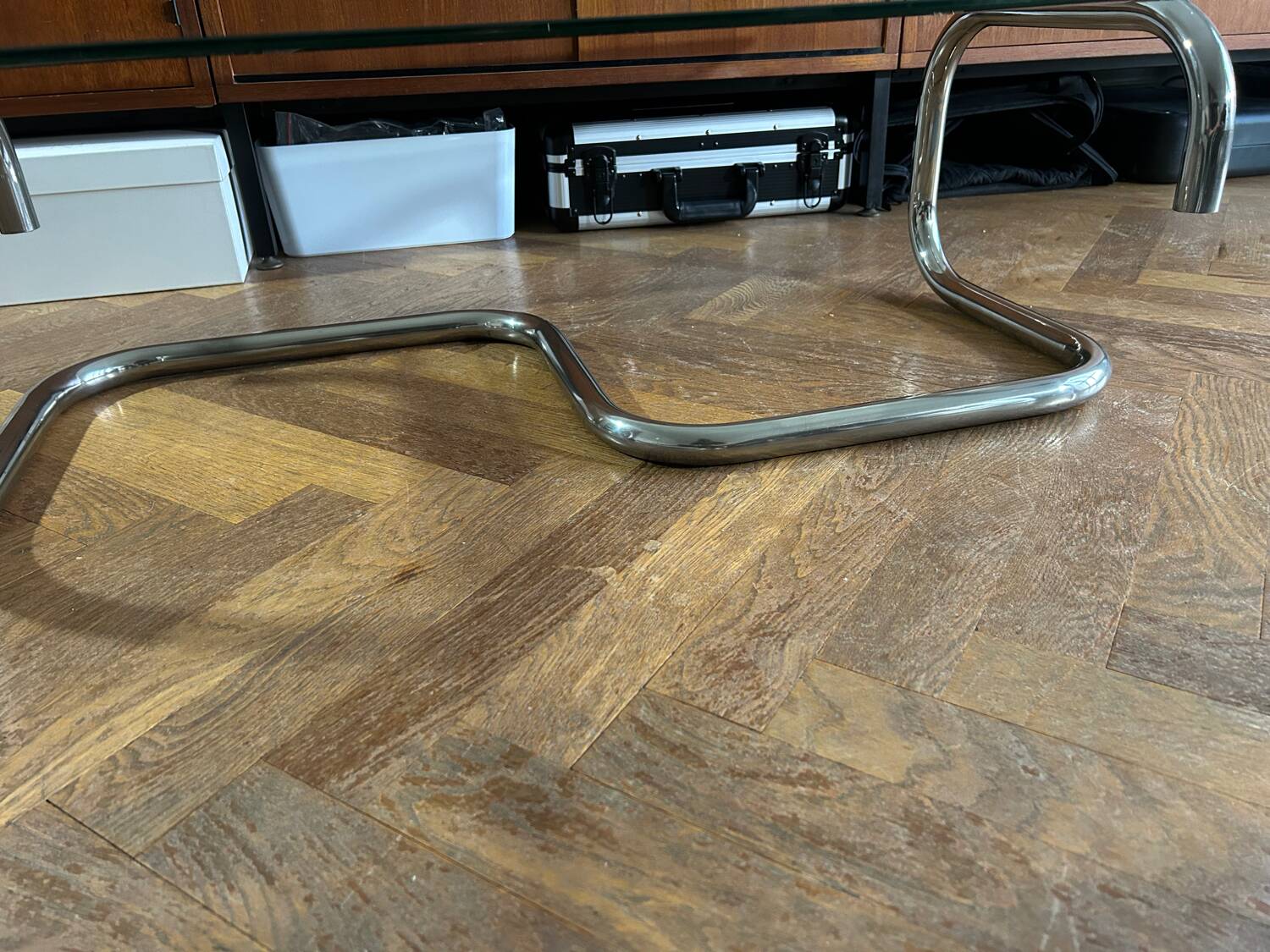 1970s design coffee table in rectangular glass with chrome legs