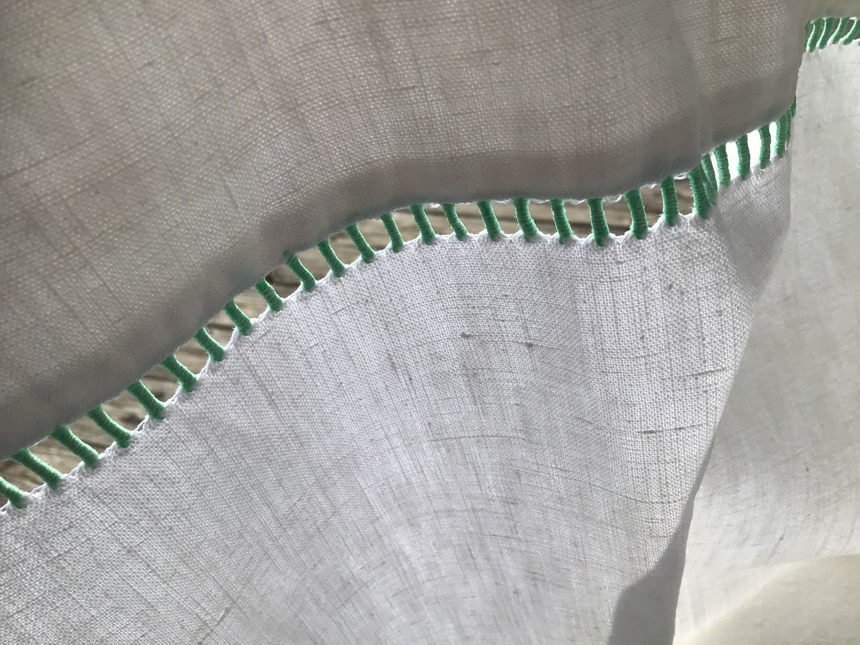 Drap 2 places brodé BB, pastilles, double jour échelle couleur vert clair