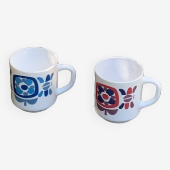Deux mugs mobil collector avec leur célèbre design vintage