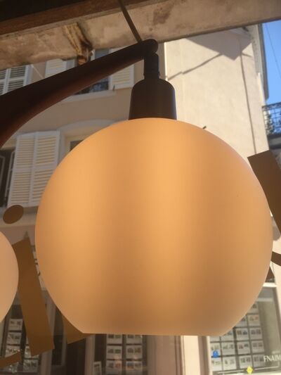 Lustre boomerang scandinave en teck  3 globes en opaline