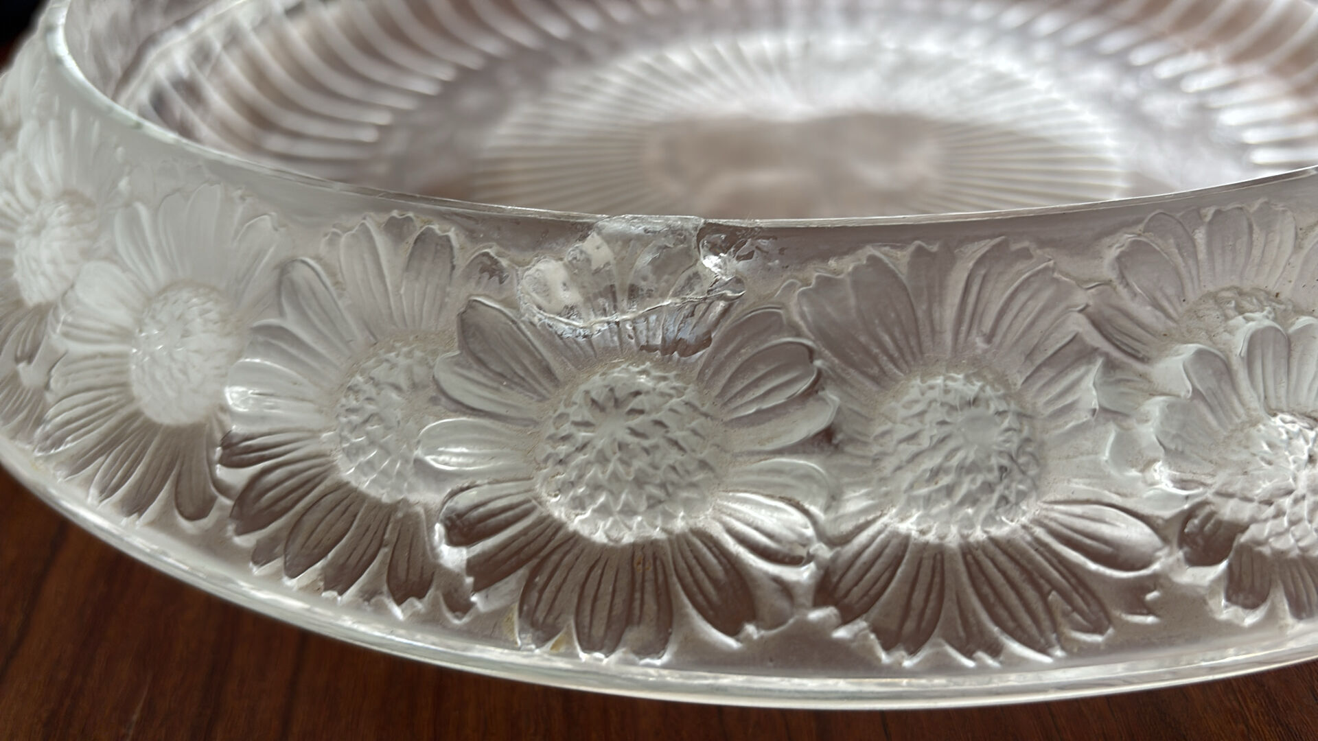Lalique Marguerites signed bowl diameter 36 cm