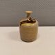 Un petit vase au col « fin », du suédois Kjell Sunesson, fabriqué chez Hjälmsjö en grès en 1979.