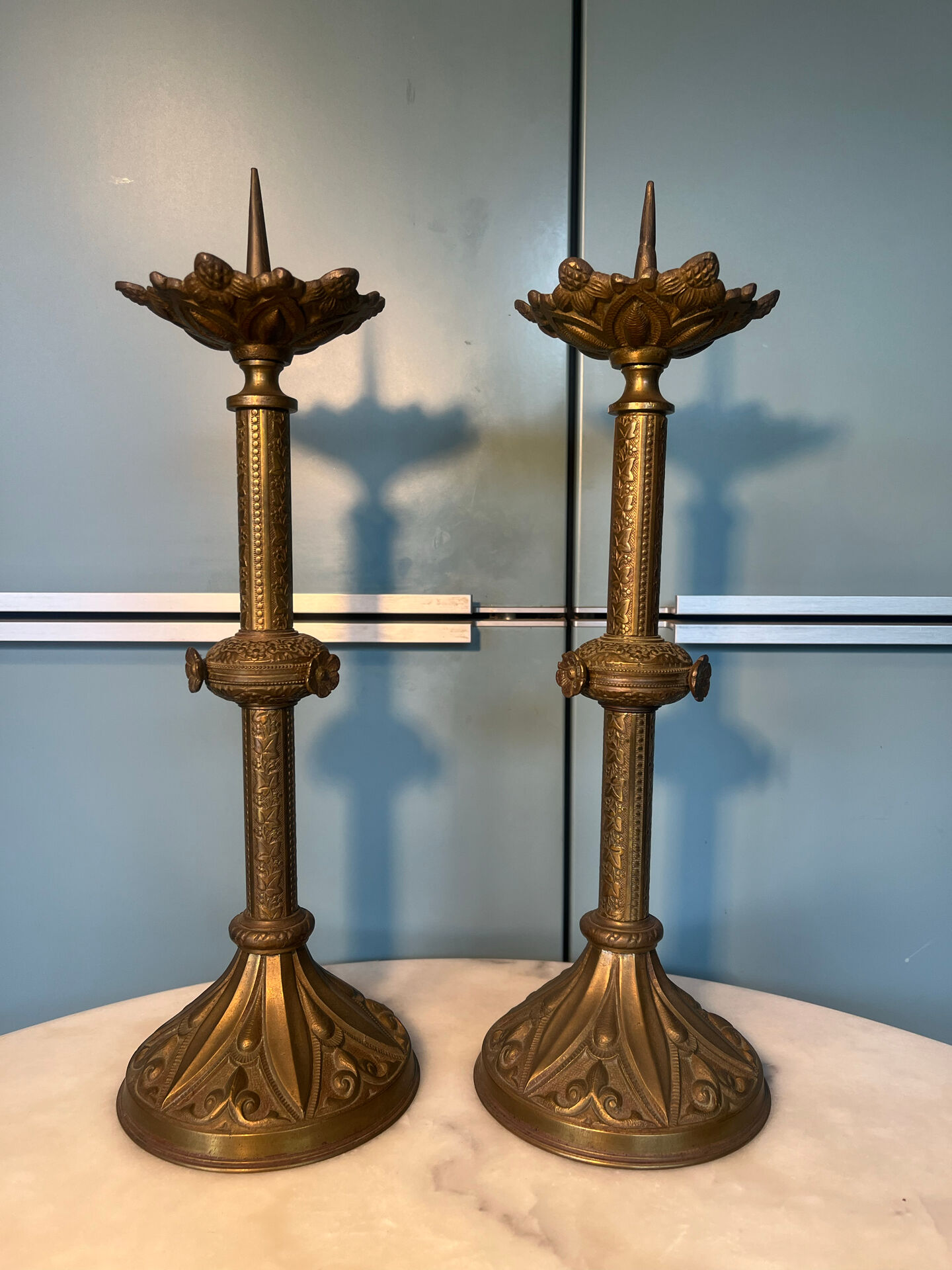 Paire de pique-cierges néo-gothiques en bronze