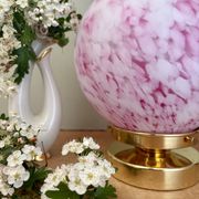 Lampe à poser globe vintage en verre rose et blanc