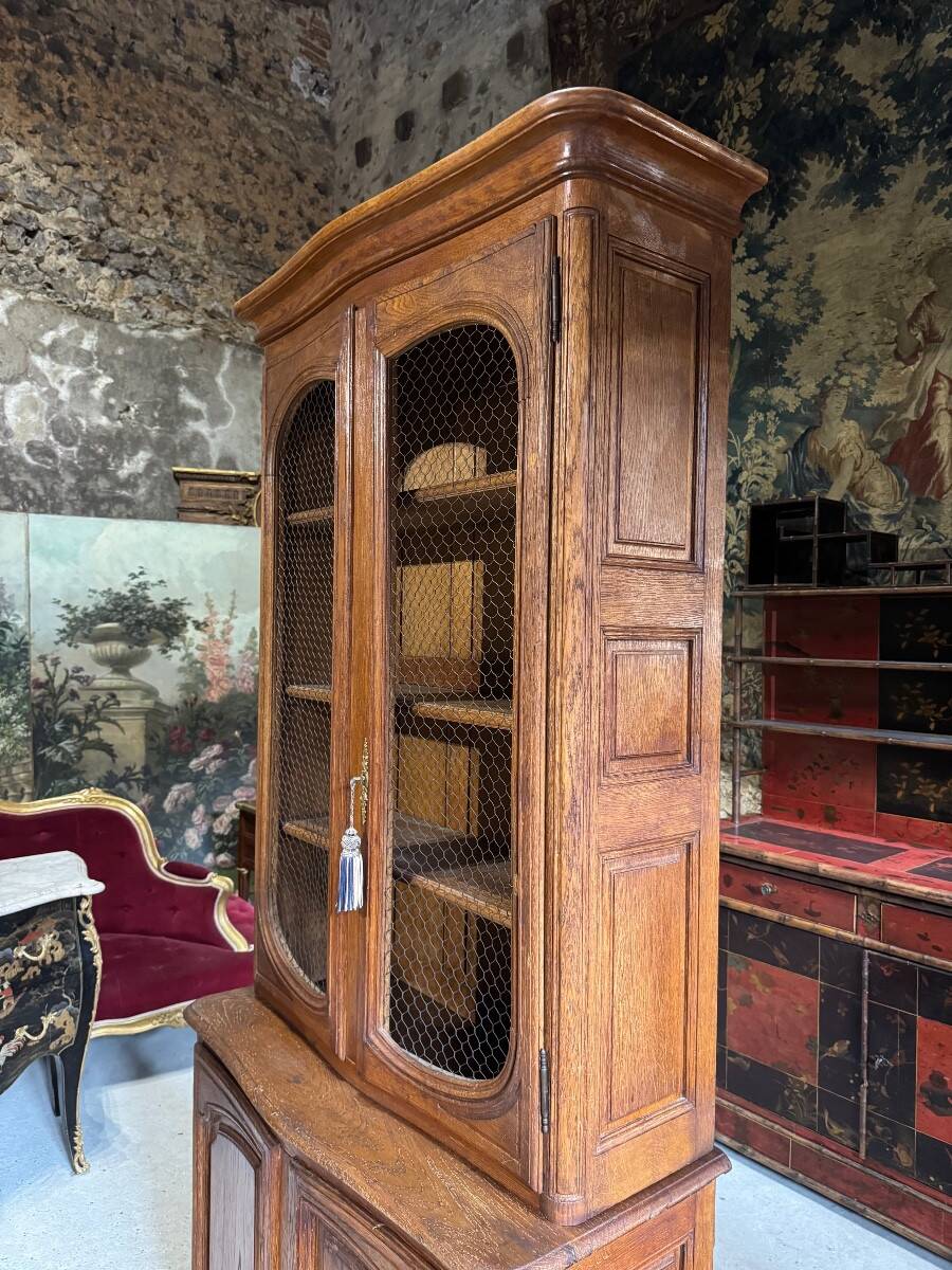 Two-body oak buffet in Louis XIV style from the 19th century.