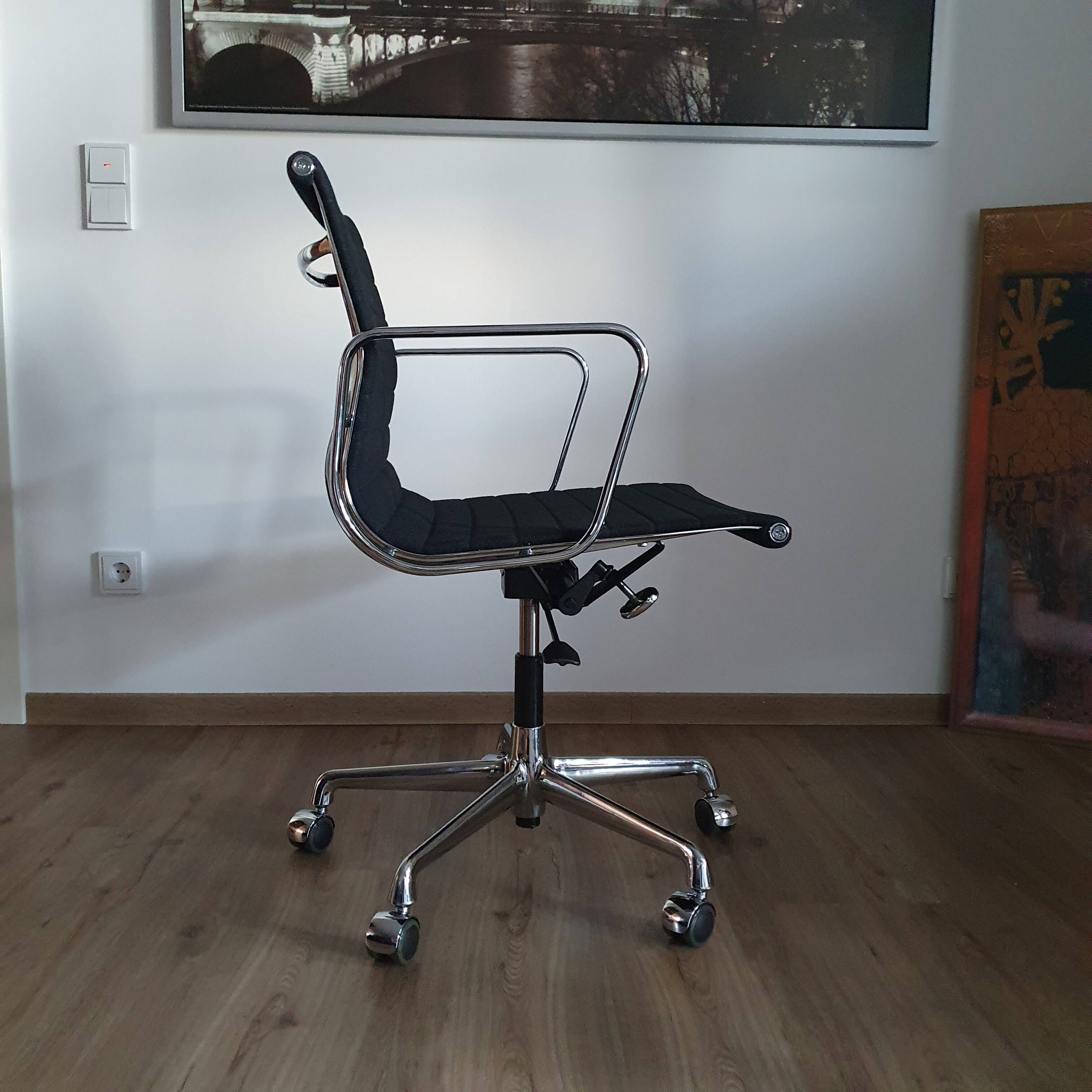 EA 117 Office chairs by Charles & Ray Eames for Vitra