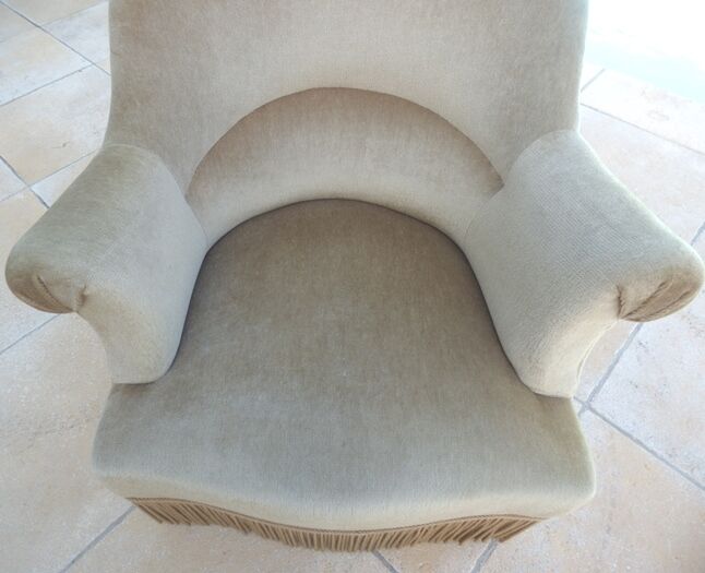 Velvet-trimmed toad with backrest and firm seat