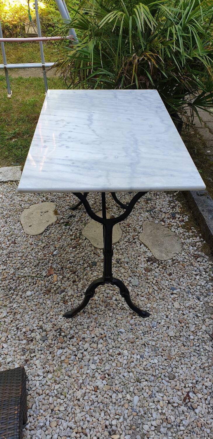 Bistro table in white Carrara marble and cast iron
