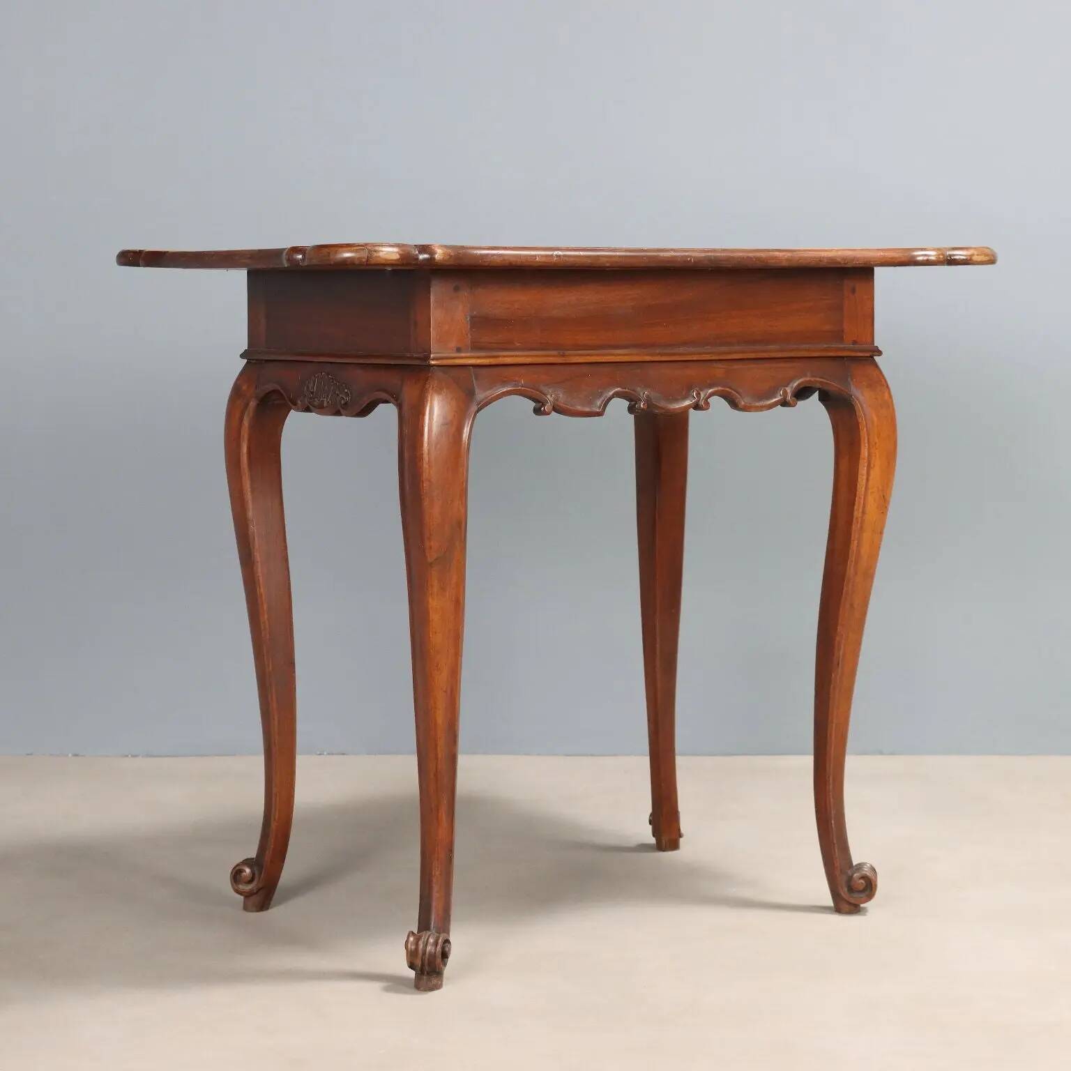 Antique writing desk in carved walnut, Italy, 19th century.