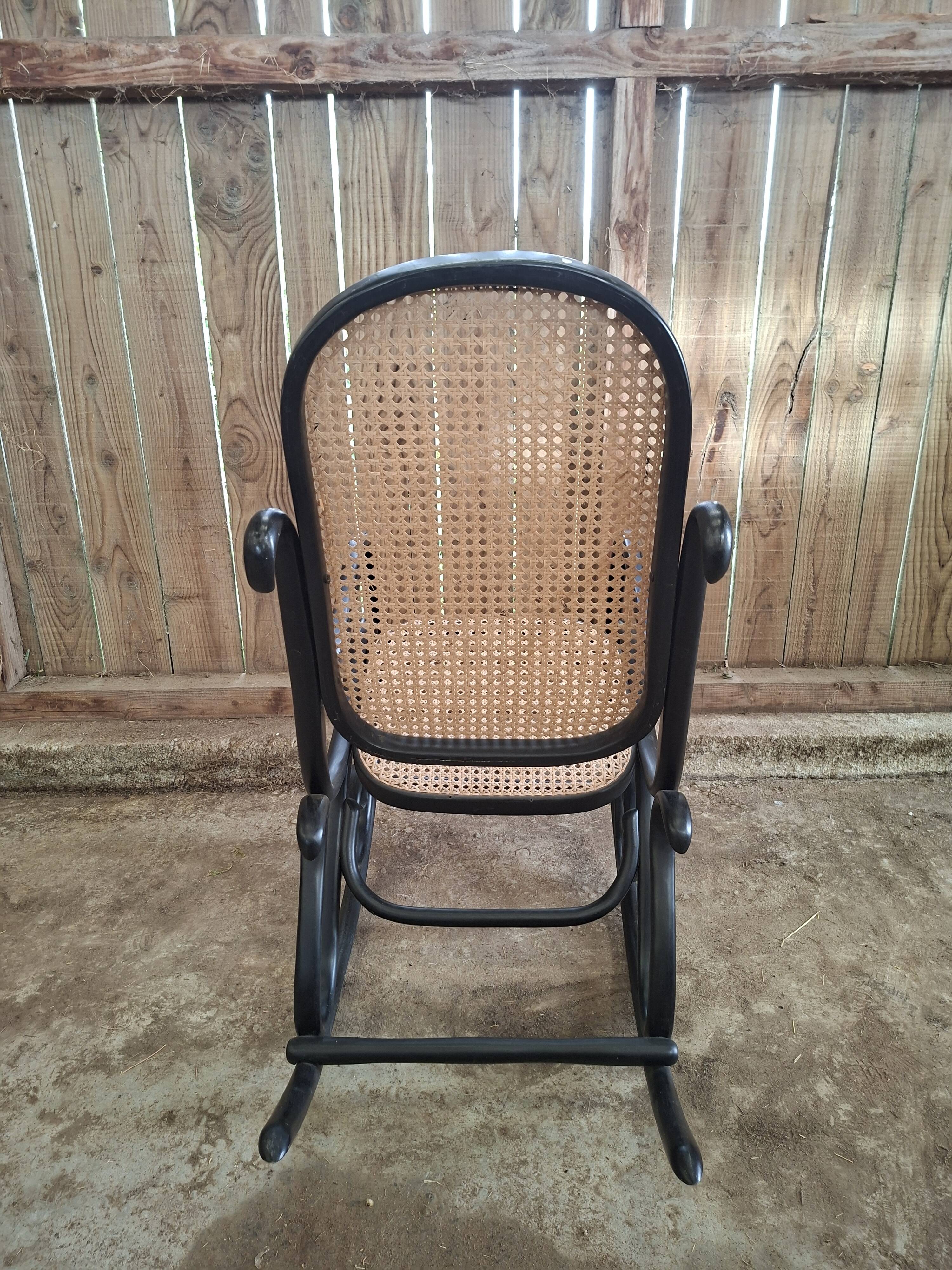 Rocking-chair en bois courbé et cannage – esprit Thonet – XXe siècle (br)