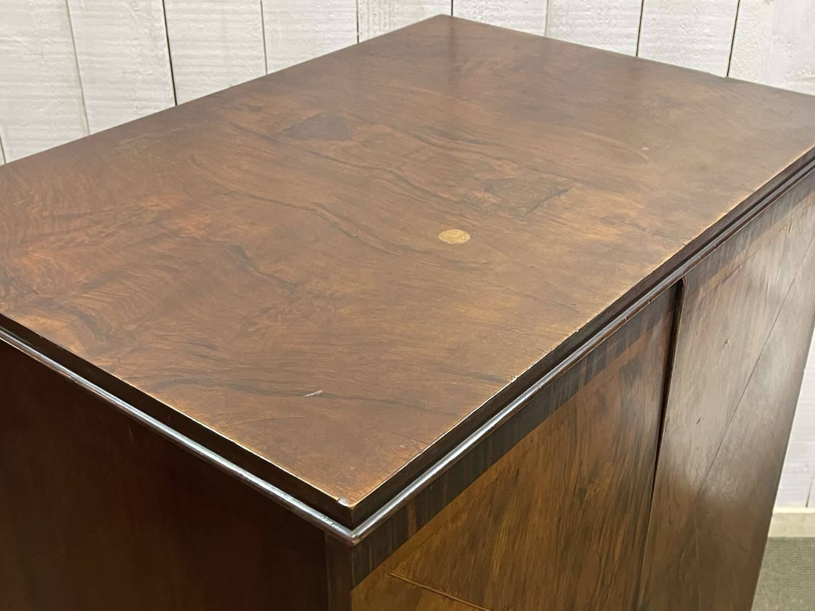 Buffet anglais en noyer des années 1930