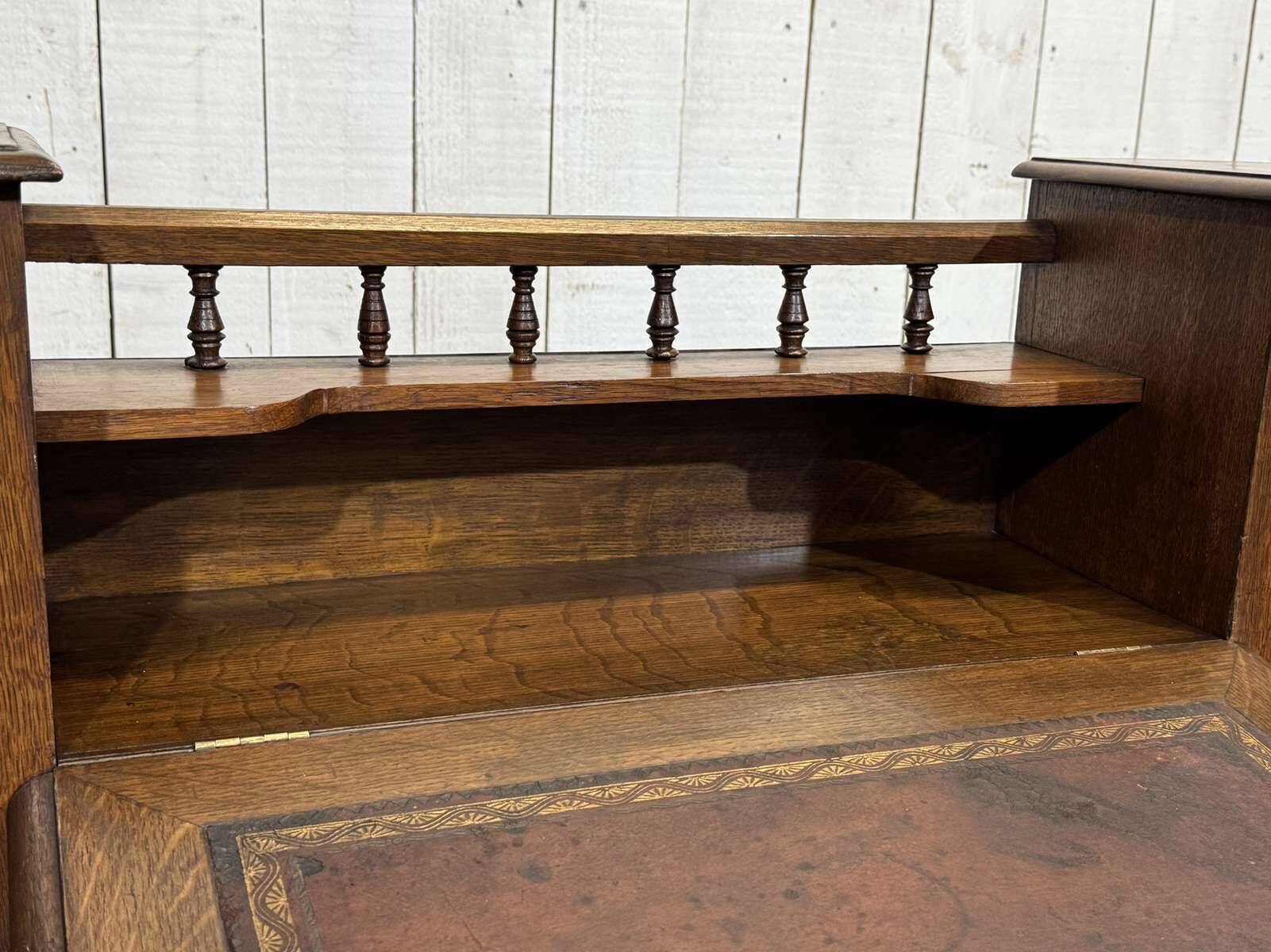 English oak graduated desk from the late 19th century.