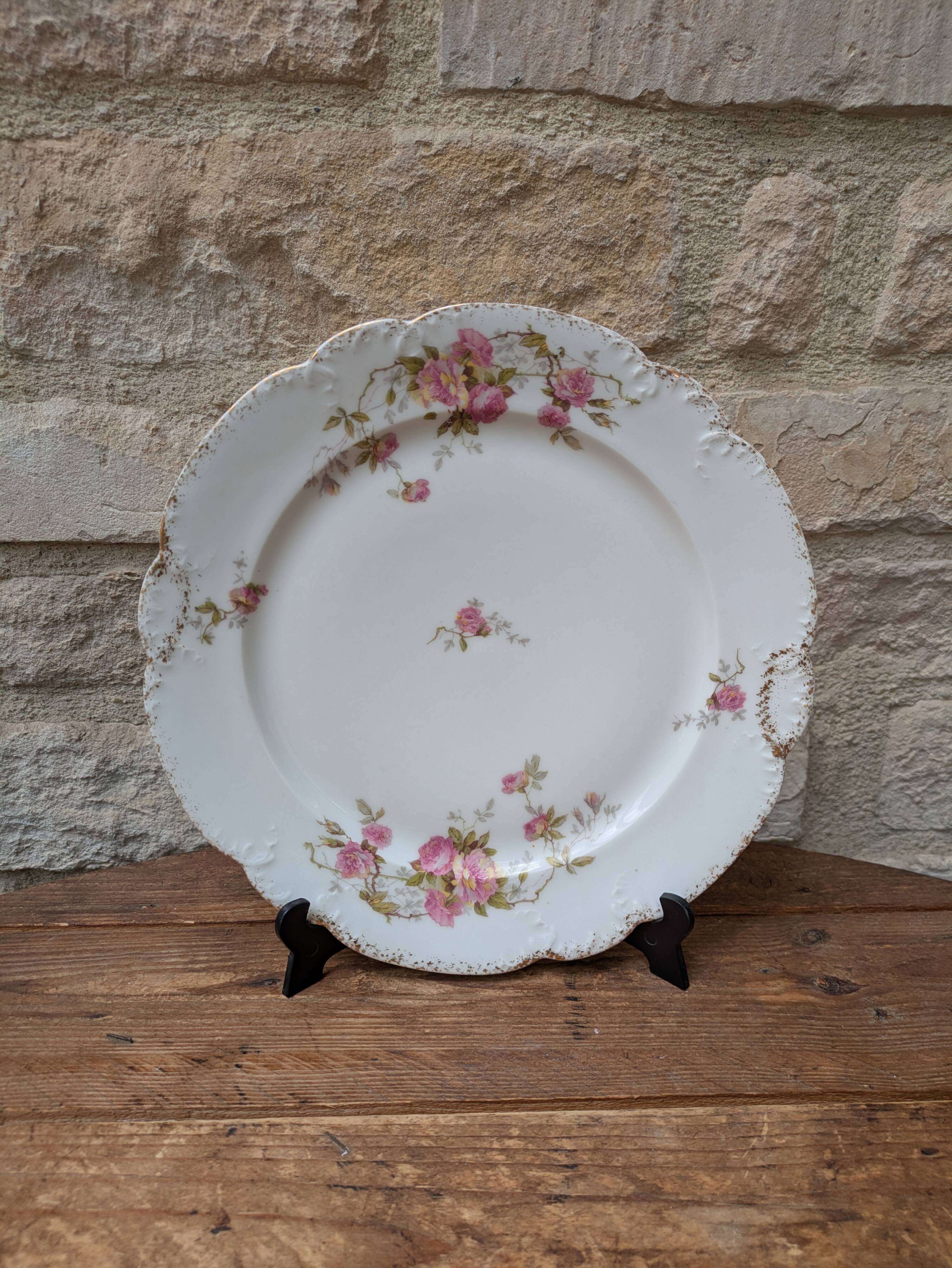 Porcelain plate with floral decoration, gilding, and relief MR France 25.5cm