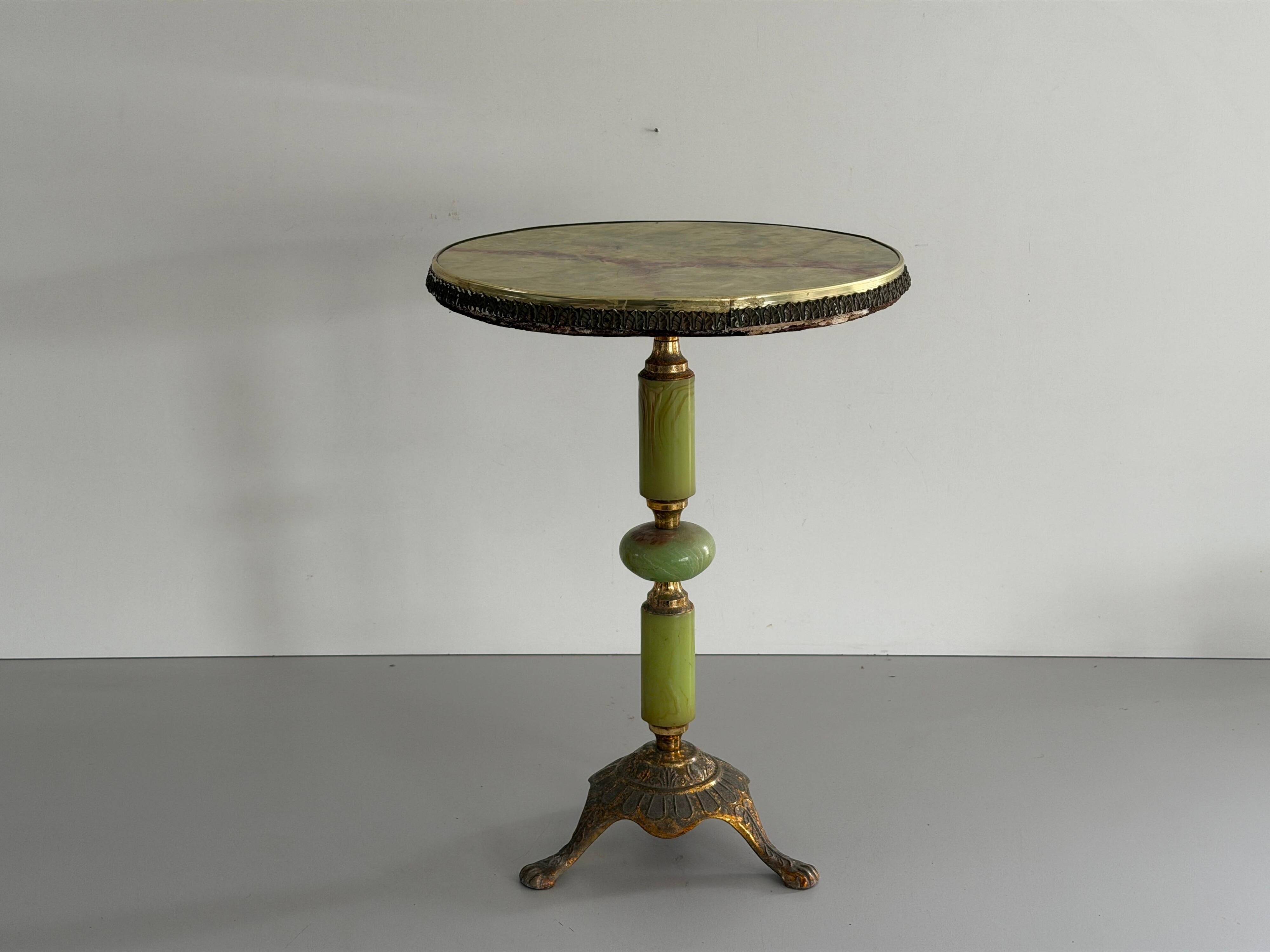 Mid-century side table in green marble with a brass base, 1960s, Italy.