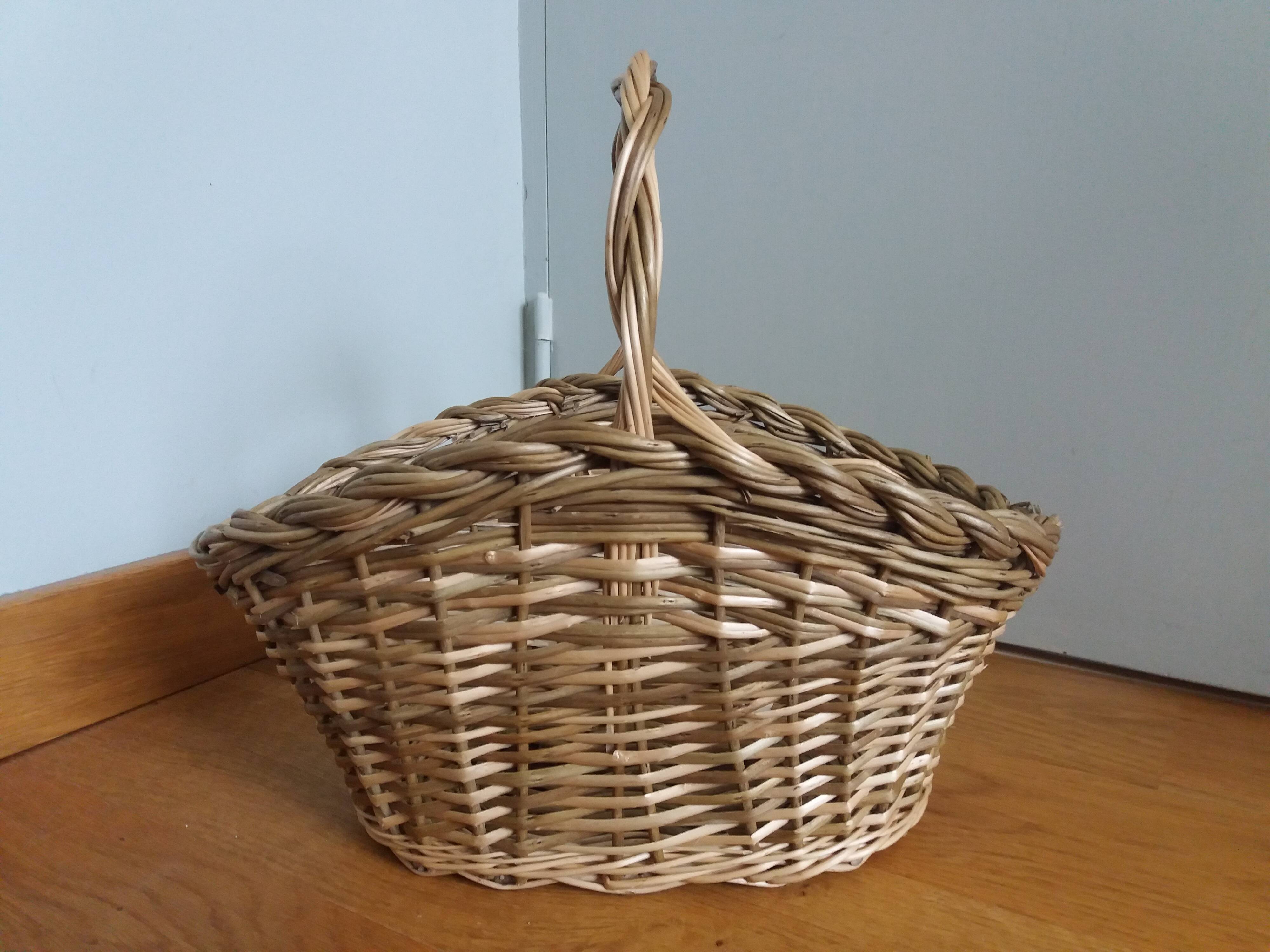 Basket with wicker basket handle