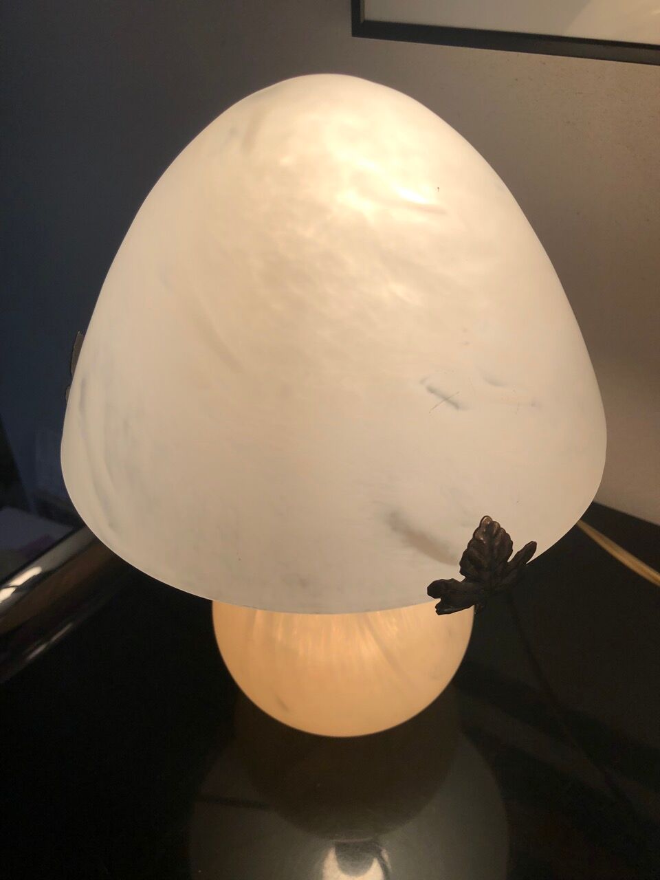 Mushroom lamp in white marbled glass paste