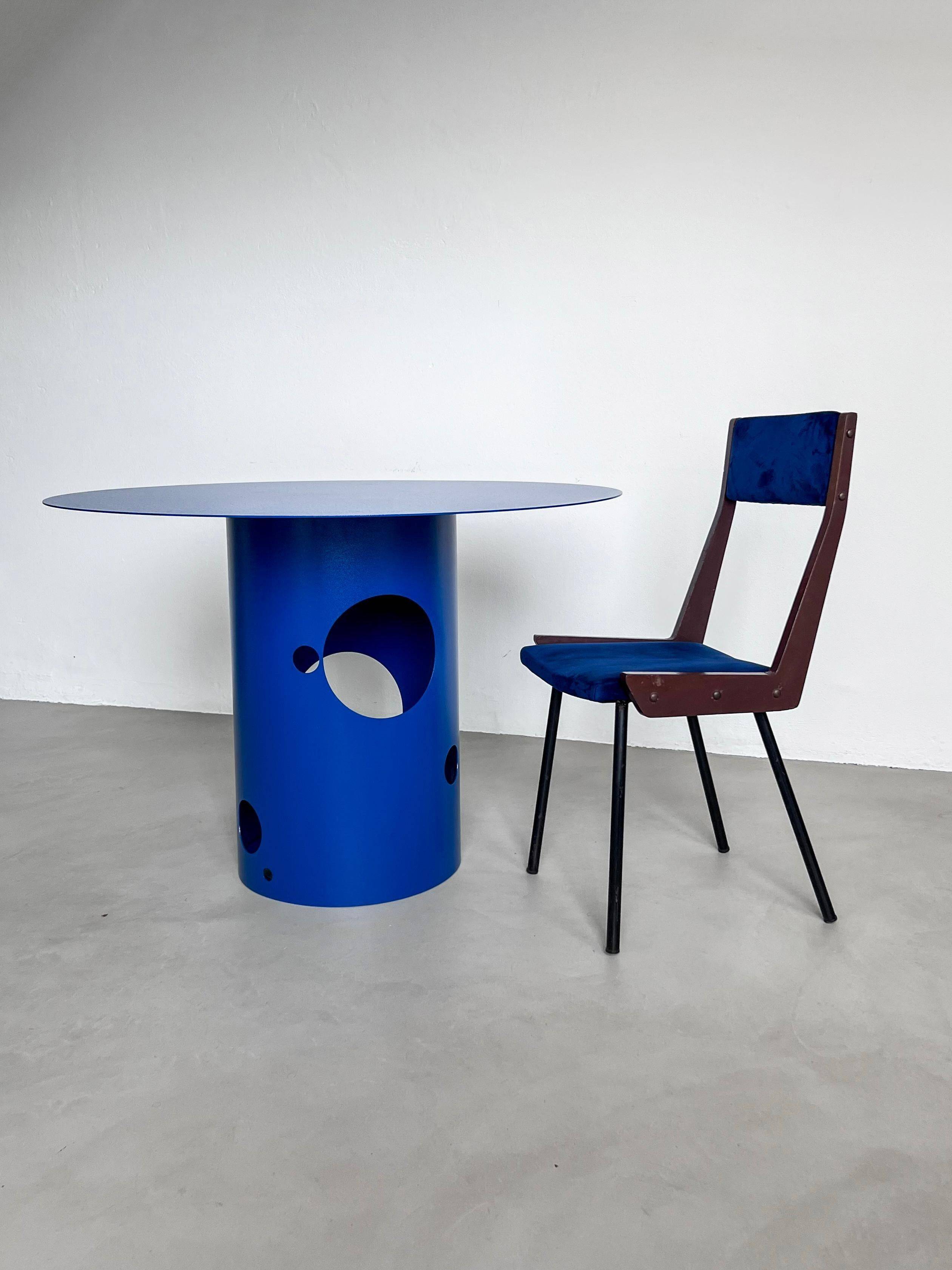 Silös Round Dining Table in Electric Blue Metal