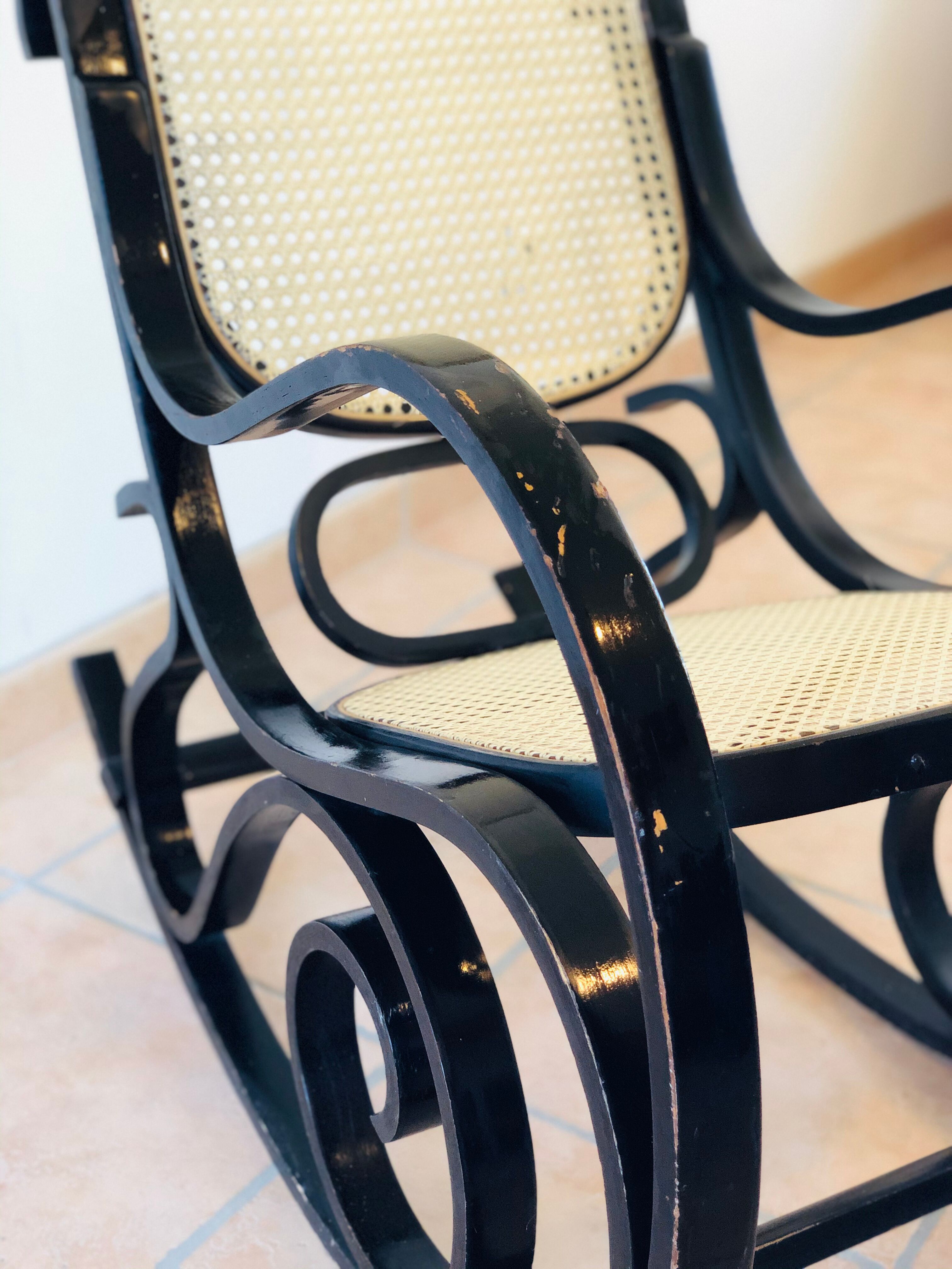 Rocking-chair vintage en bois courbé et cannage 1960