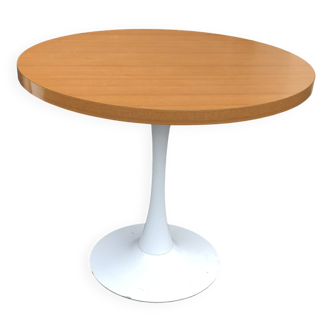 Round tulip-shaped table