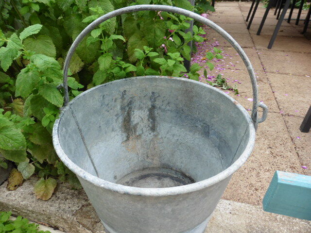 Old bucket in zinc capacity 15 liters