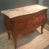 Commode en marquetterie de style Louis XV