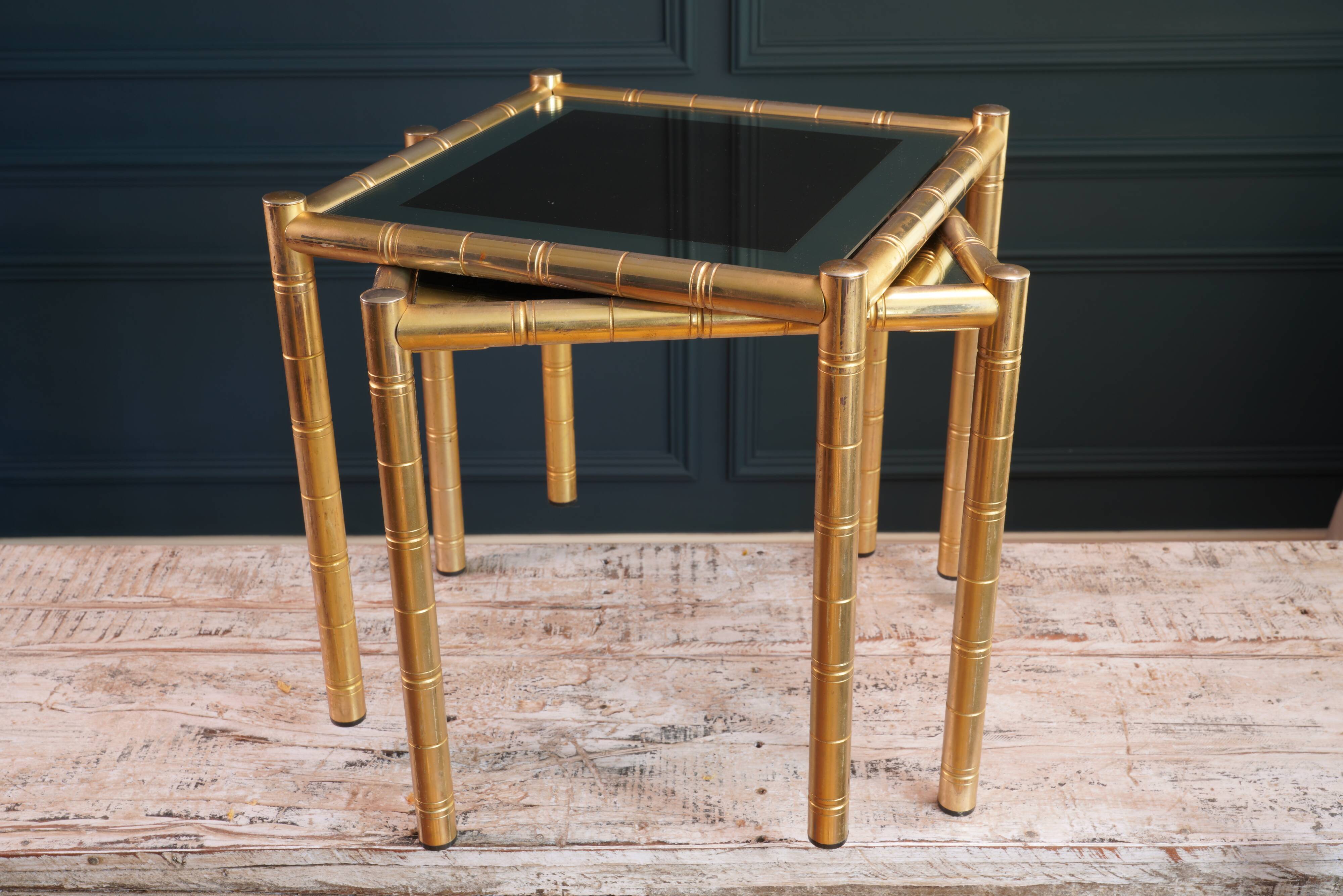 Tables gigognes en bamboo et laiton avec plateau en verre