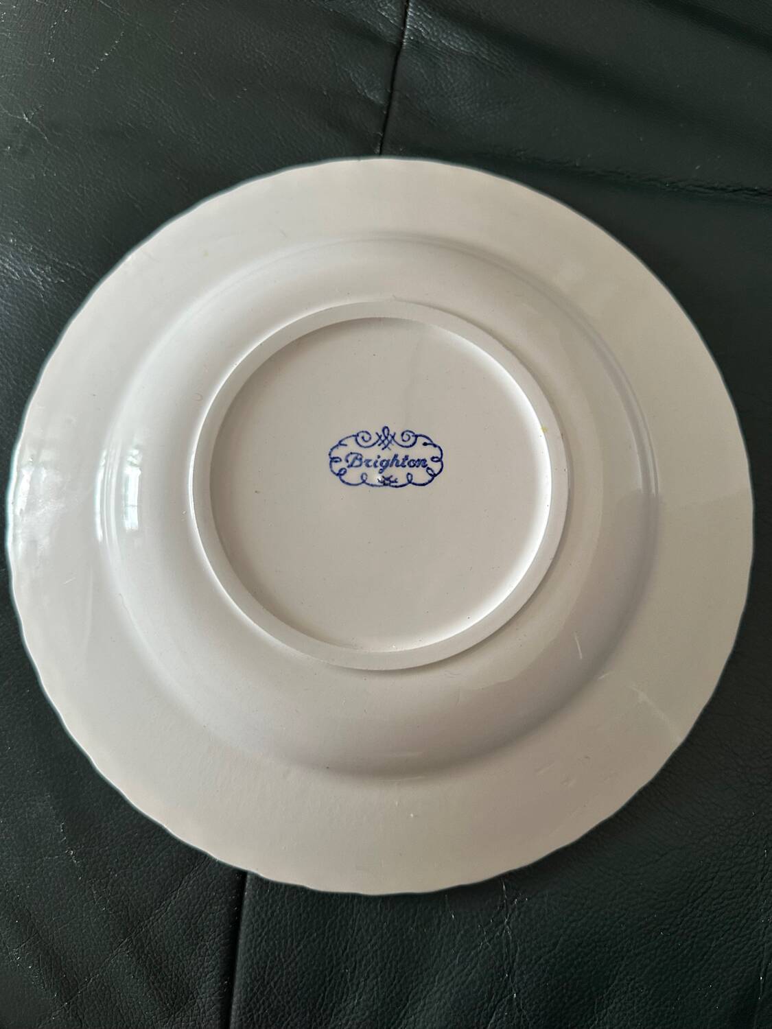 Assiette creuse Art nouveau en faïence Brighton, Angleterre XIXe siècle