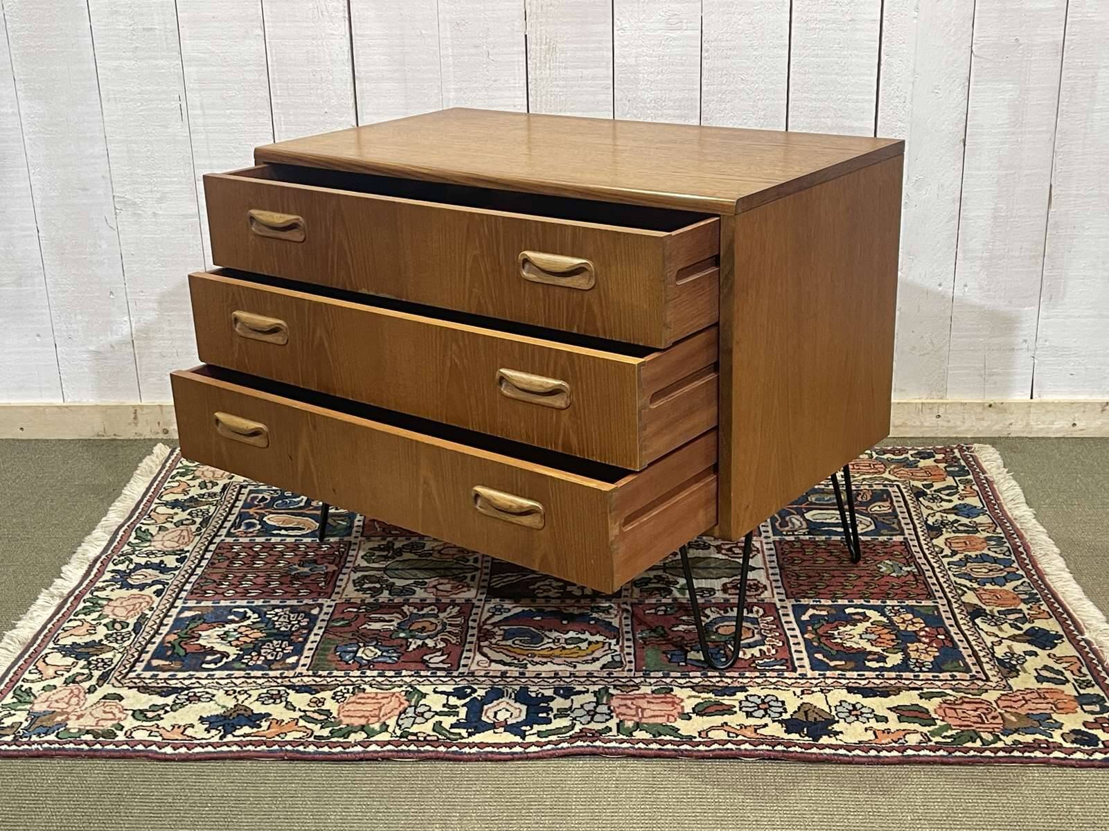 Commode 3 tiroirs GPlan en teck des années 1970 avec pieds compas