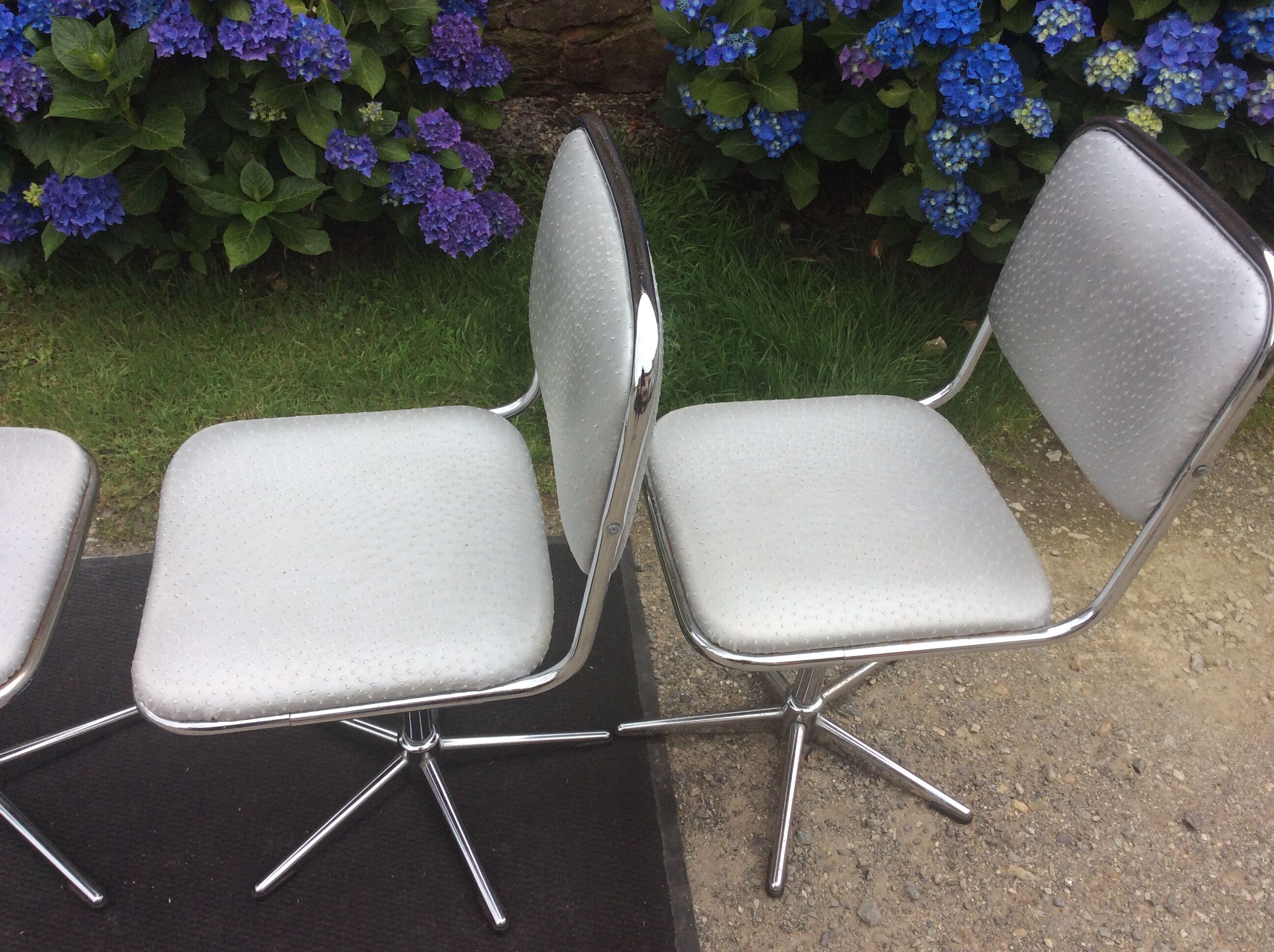 Vintage swivel chairs with chrome tubular base and silver skaï brand unic desing.