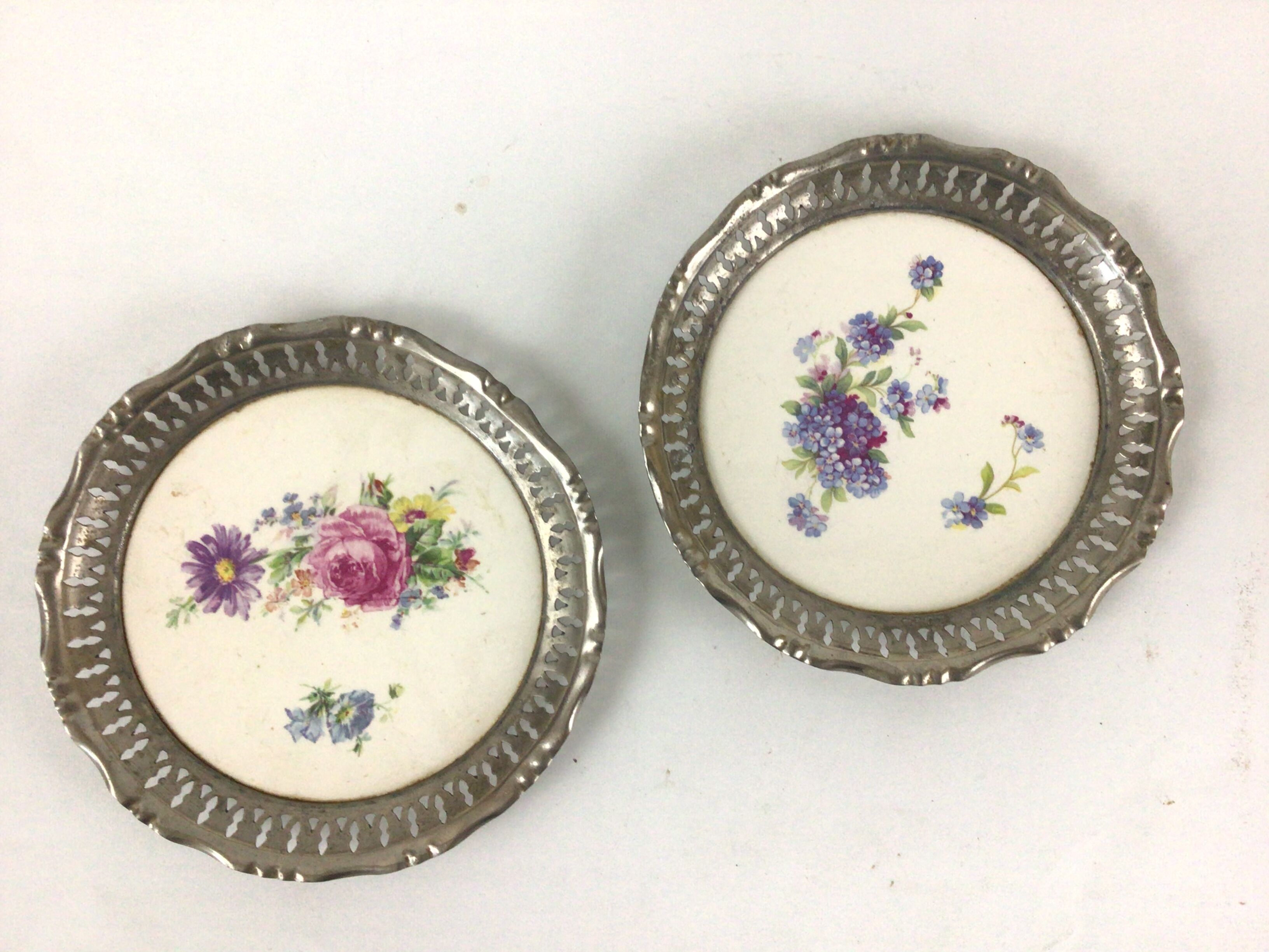 Paire de dessous de bouteille Métal et faience