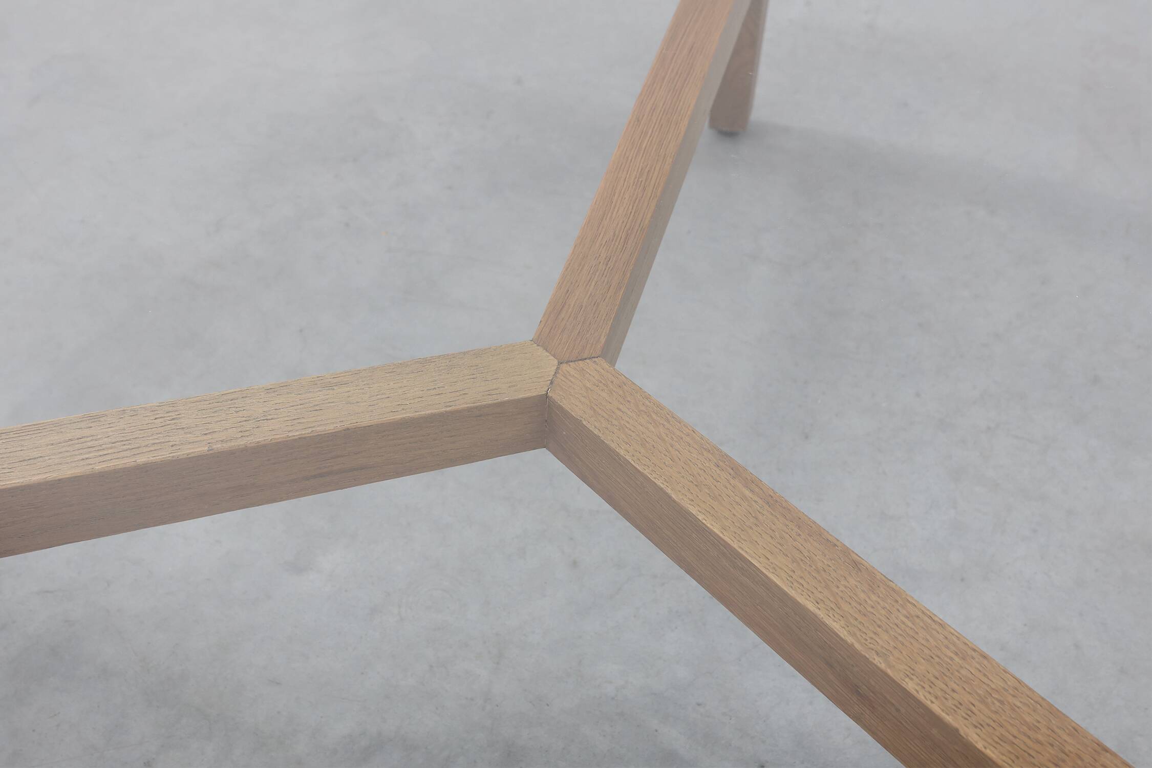 Table moderne en bois de cèdre et verre, Italie fin du 20e siècle