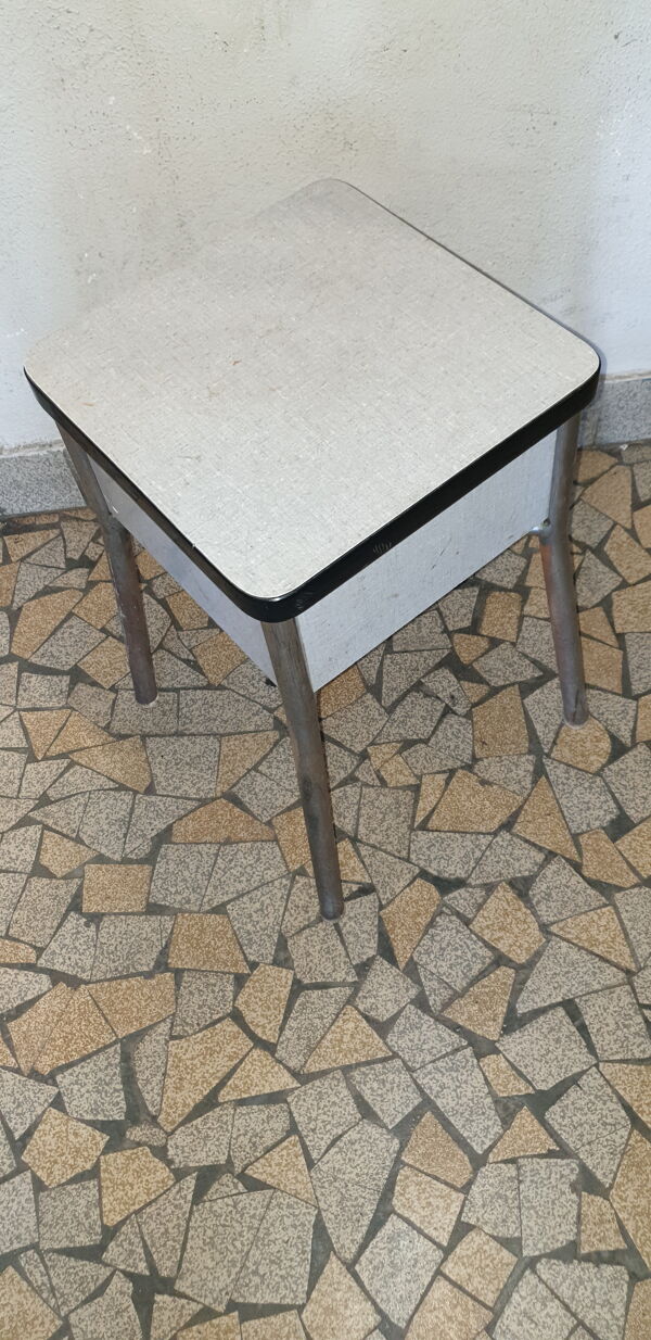 Tabouret coffre en formica