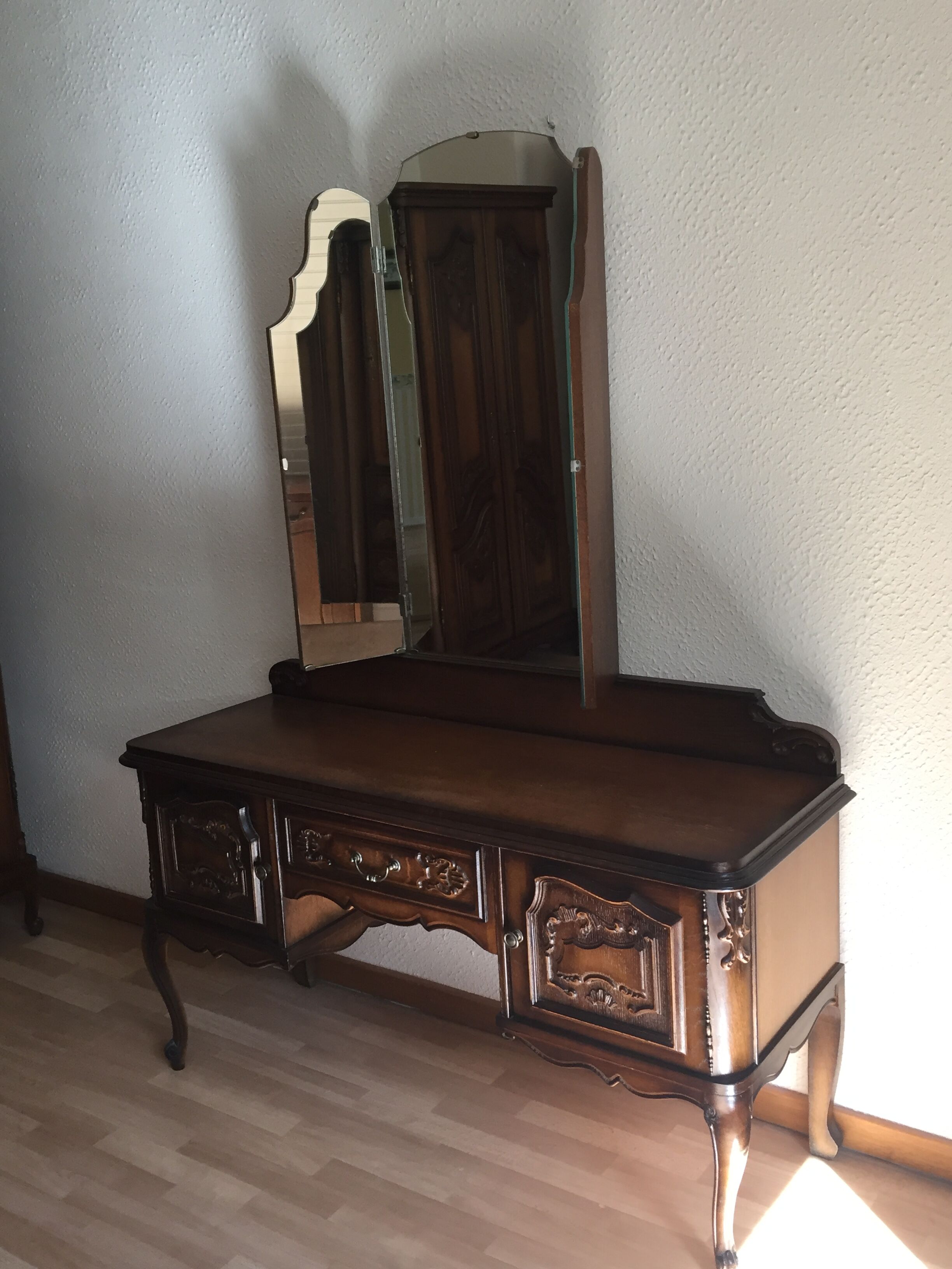 Hairdresser with triptych mirror