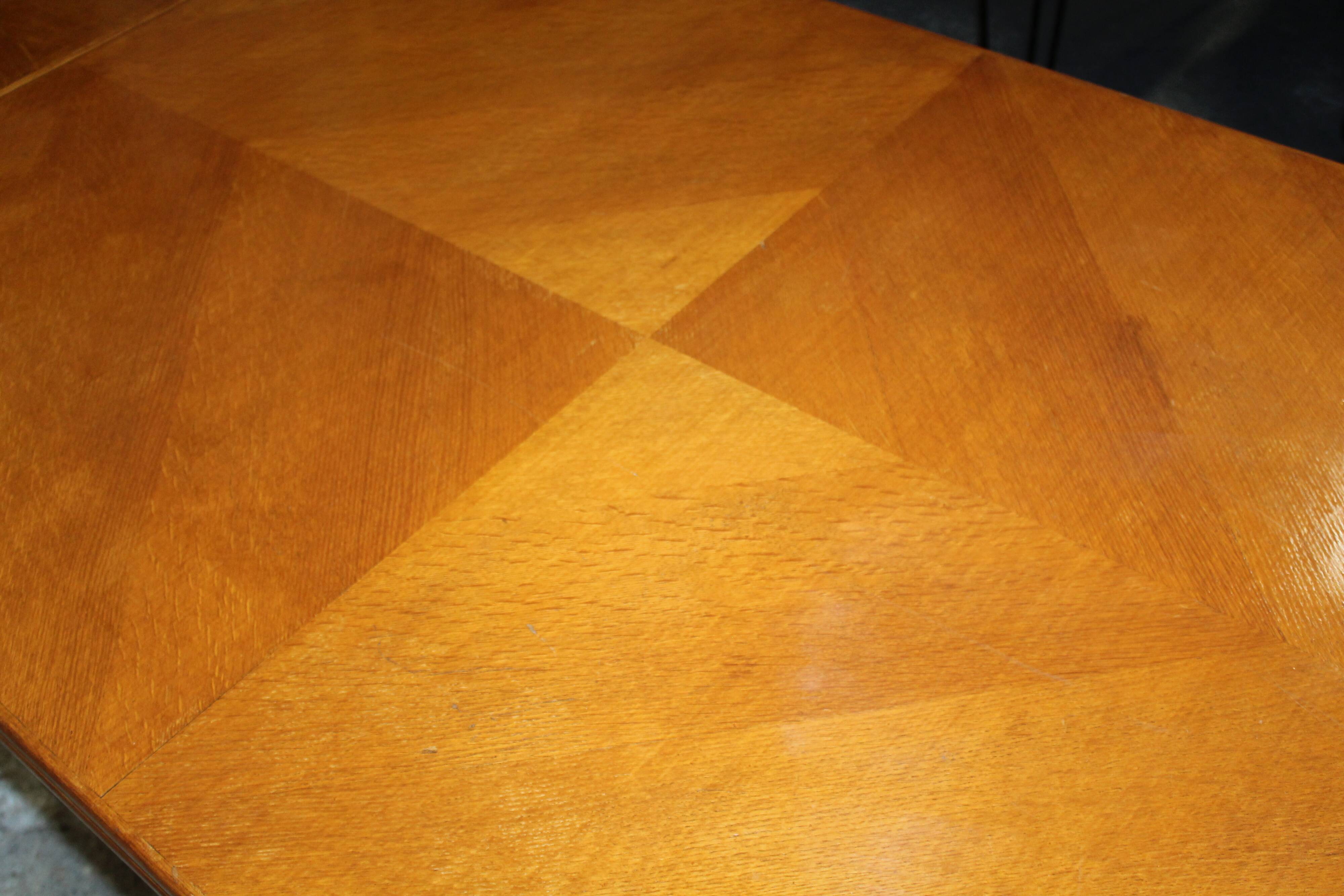 Extendable oak table