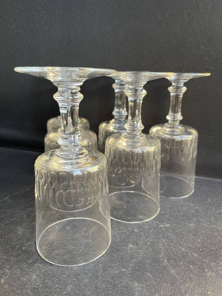 6 wine glasses – light cut crystal